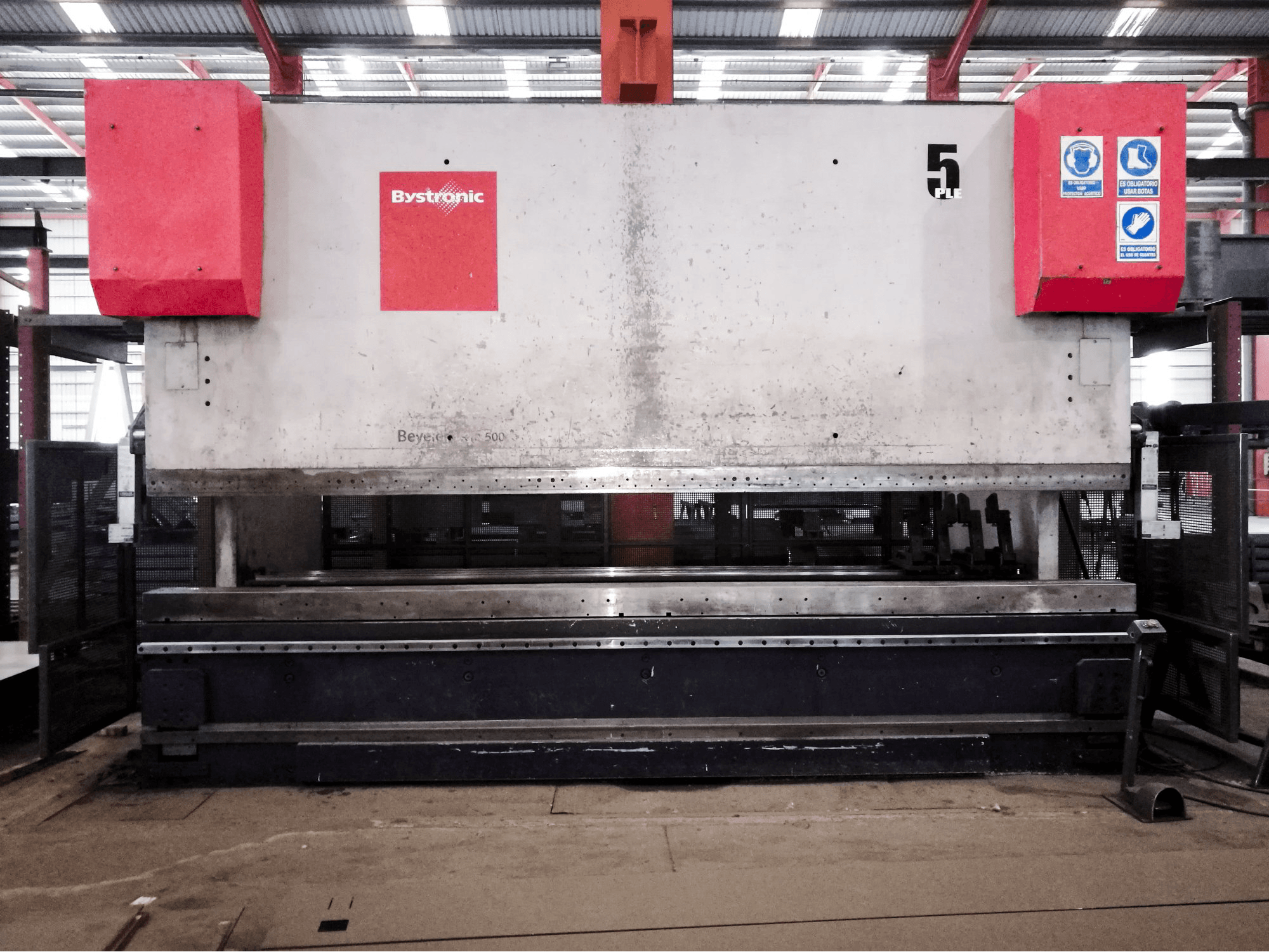 Links zicht van Bystronic PR10 machine