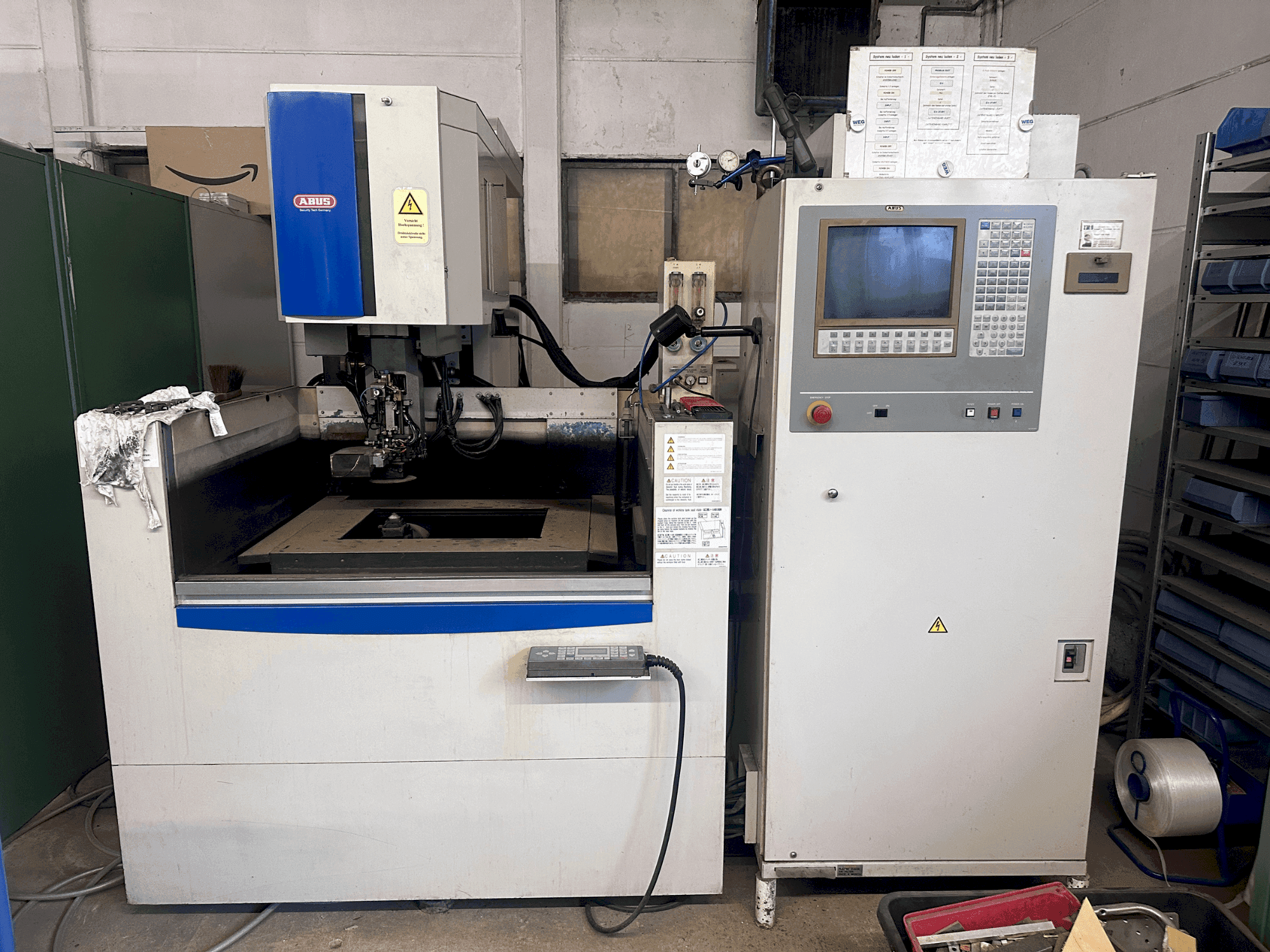 Vooraanzicht van Mitsubishi FX20K machine