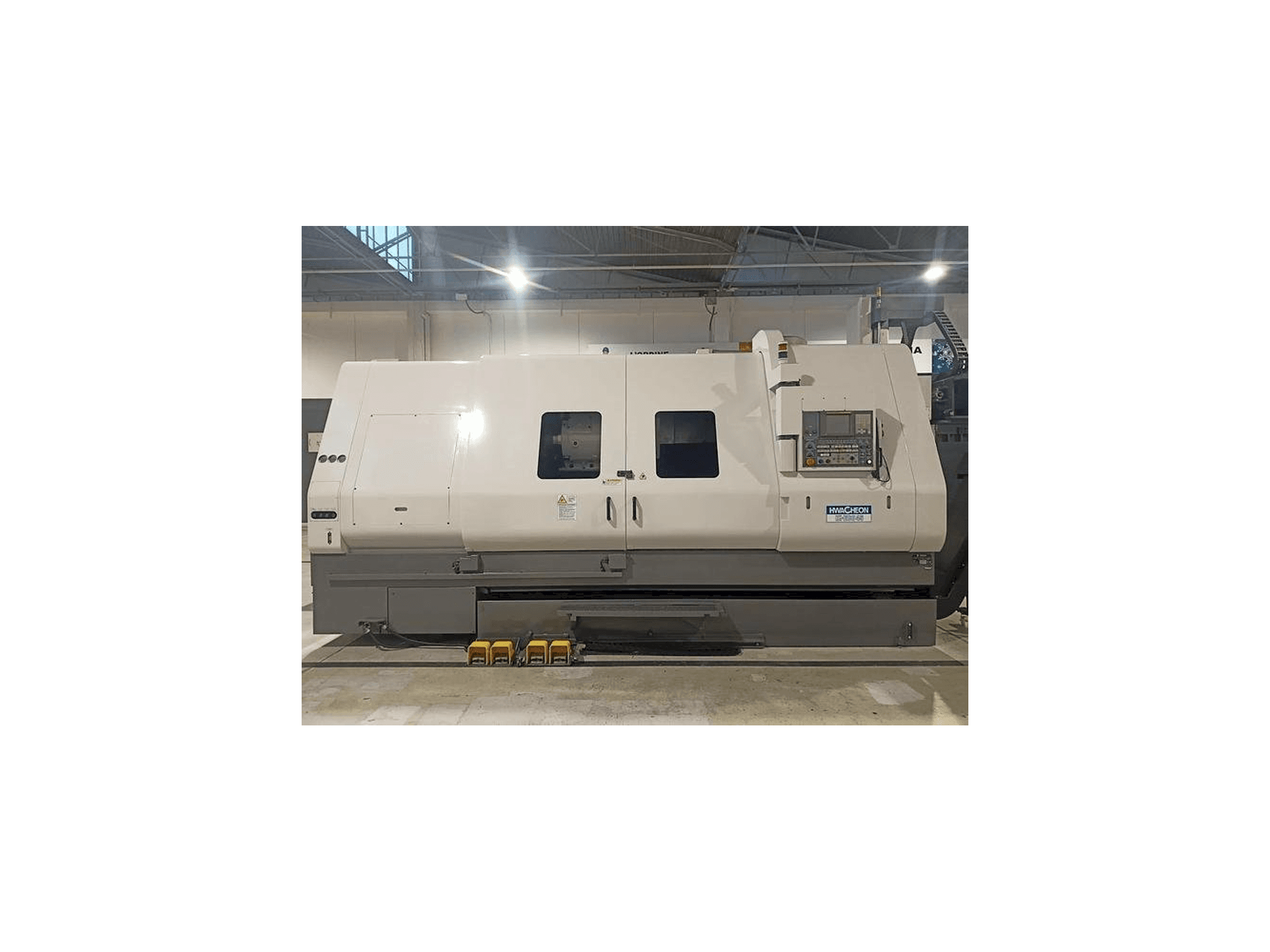 Vooraanzicht van HWACHEON HI-ECO 45 machine