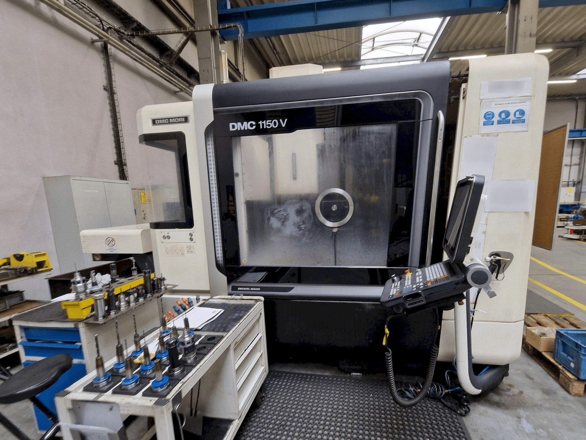Vooraanzicht van DMG MORI DMC 1150 V machine