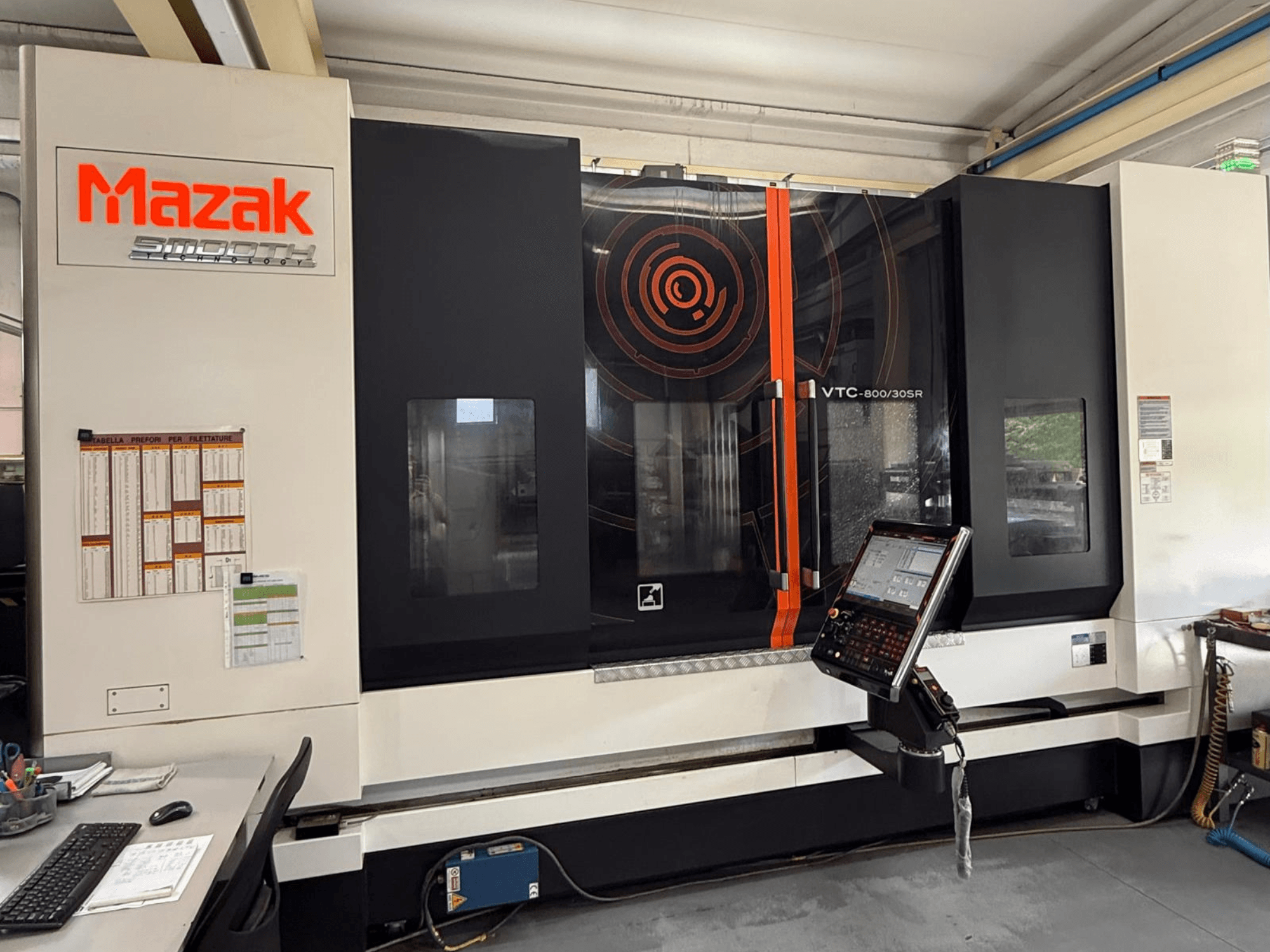 Mazak VTC-800/30SR verticaal bewerkingscentrum, vooraanzicht met bedieningspaneel, display en werkruimte.