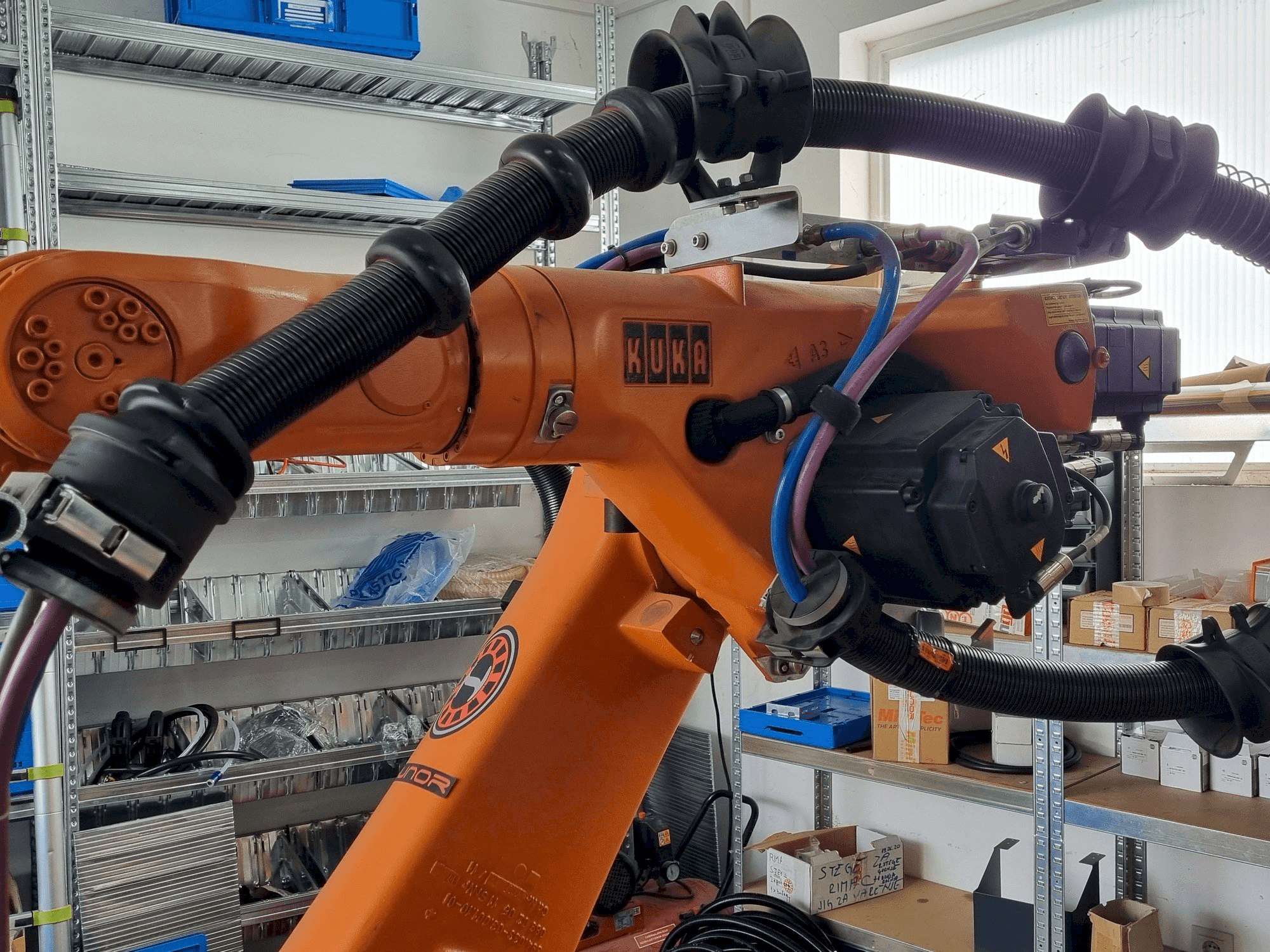 Vooraanzicht van KUKA KR60 HA - KRC2ed05 machine