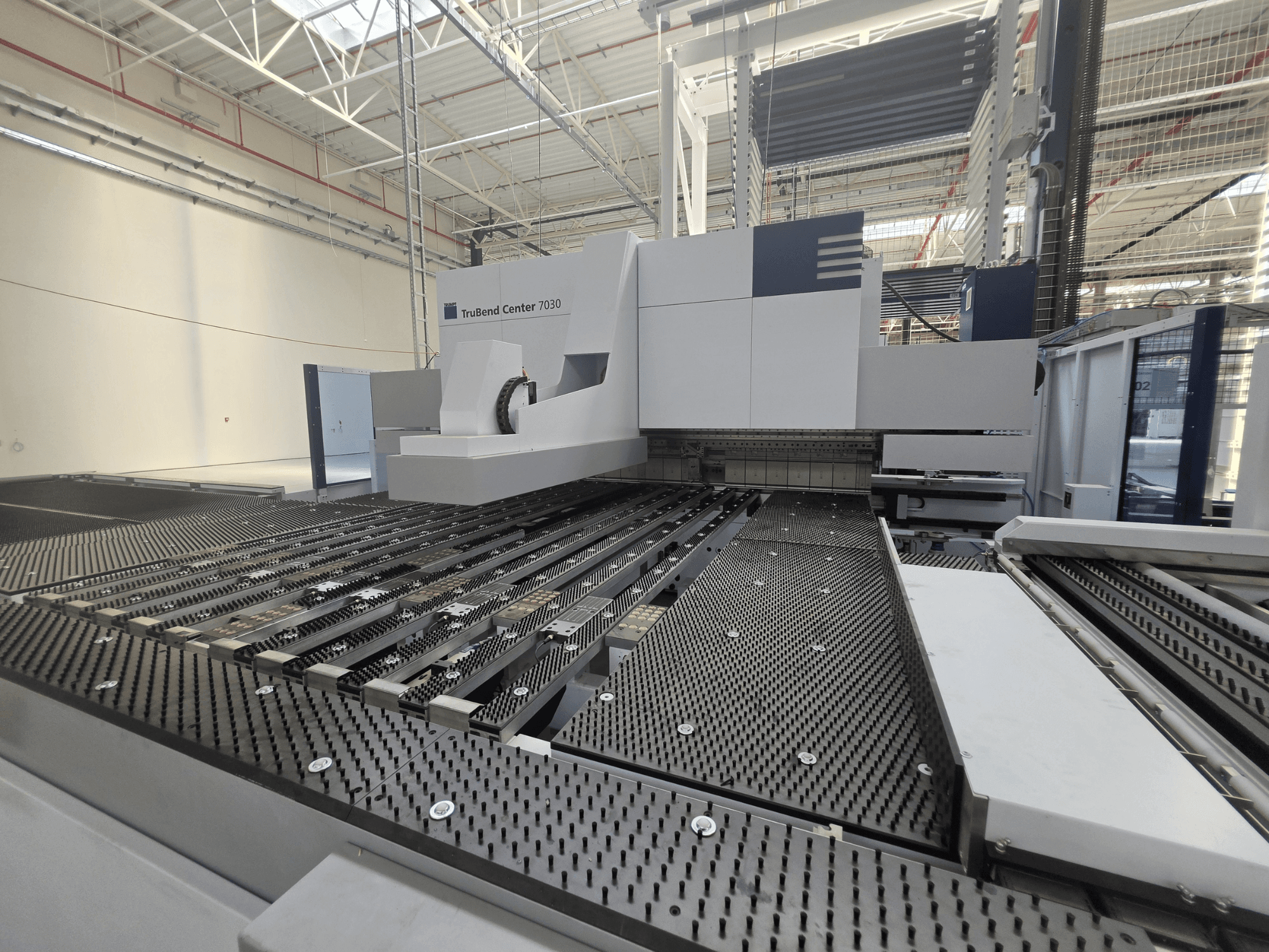 TRUMPF TruBend Center 7030 buigmachine in een fabrieksomgeving, vooraanzicht met de complex opgebouwde werktafel en buigarm.