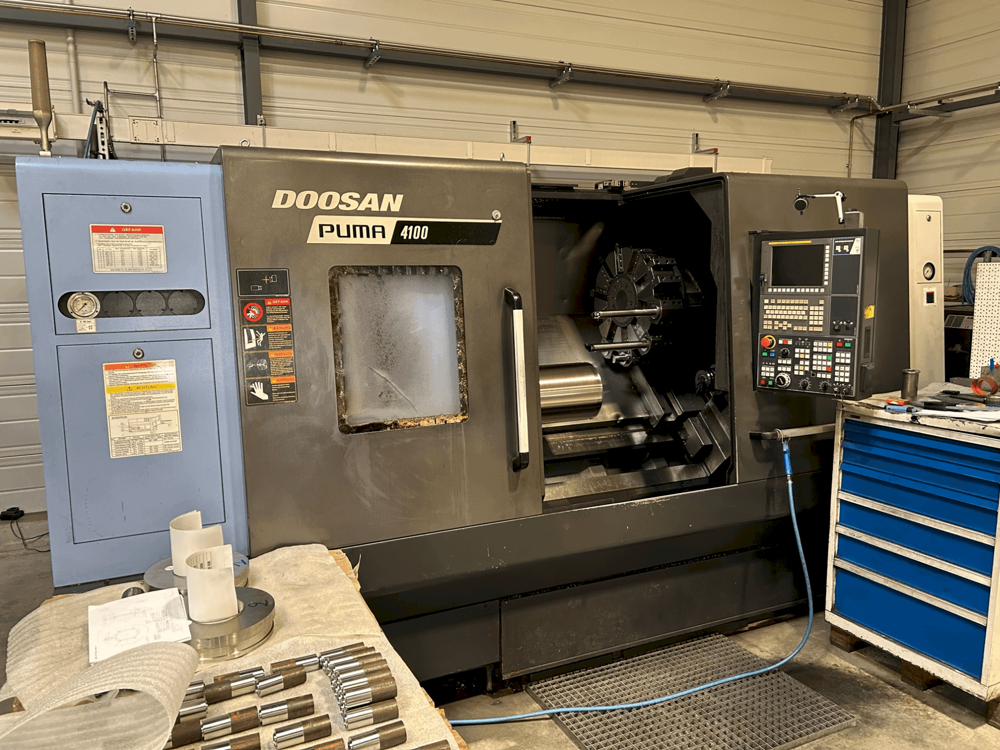 Vooraanzicht van DOOSAN PUMA 4100B machine
