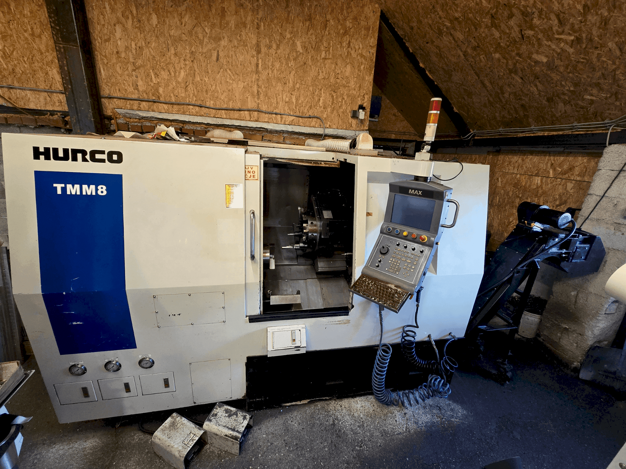Vooraanzicht van Hurco TMM8 machine