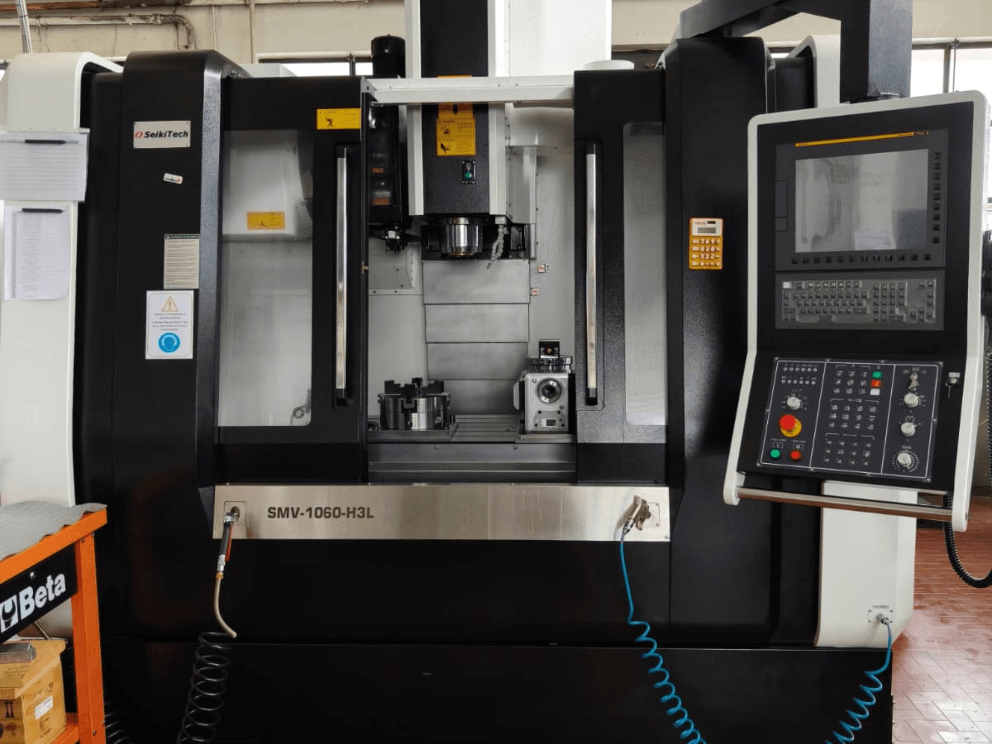 Finetech SMV 1060 H3L verticaal bewerkingscentrum, vooraanzicht met bedieningselementen, spindel en onderdelen in het bewerkingsgebied.