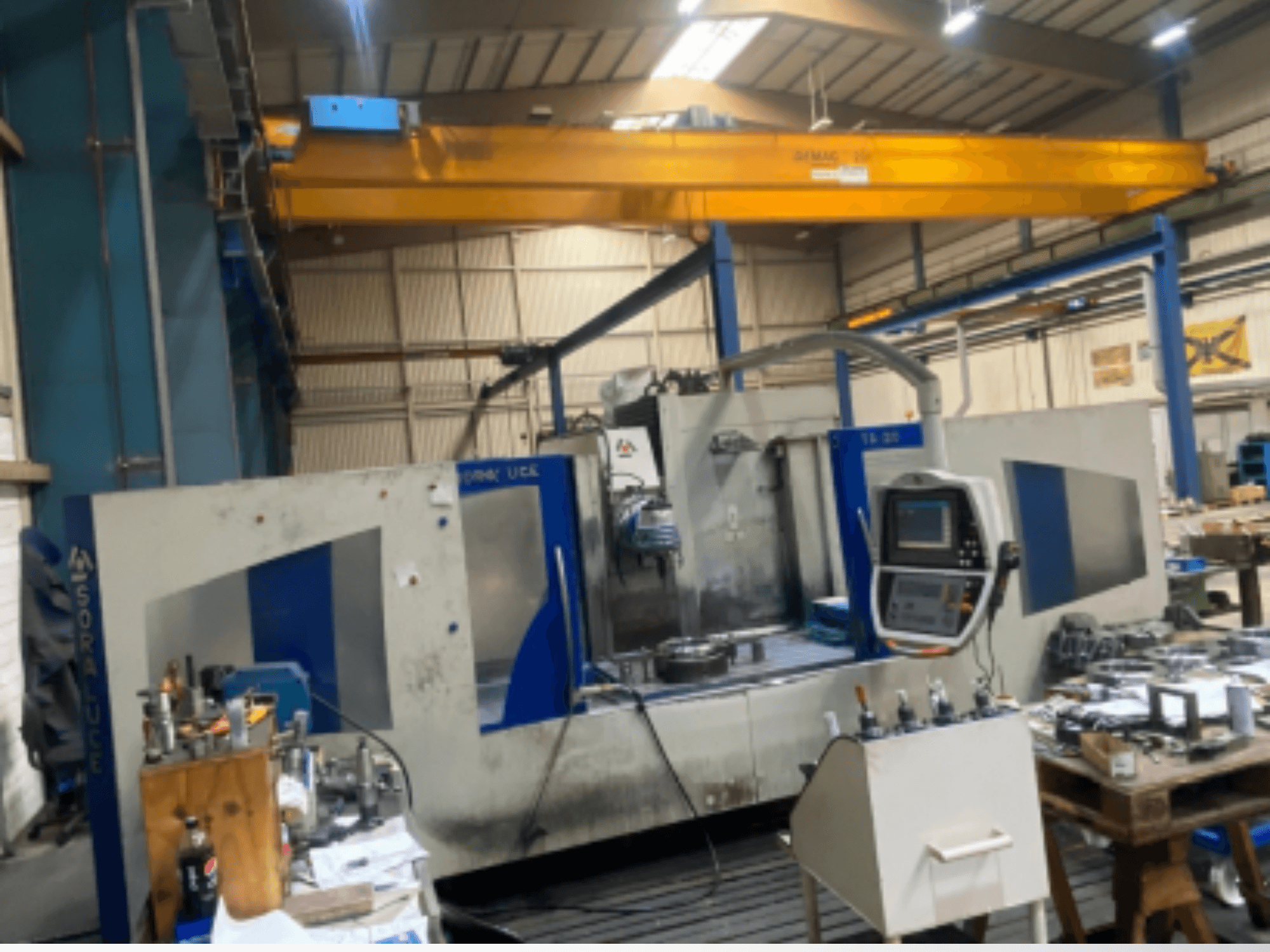 Soraluce TA-20 bedfreesmachine in een werkplaats, met bedieningspaneel en omliggende gereedschappen, gezien vanaf de zijkant.