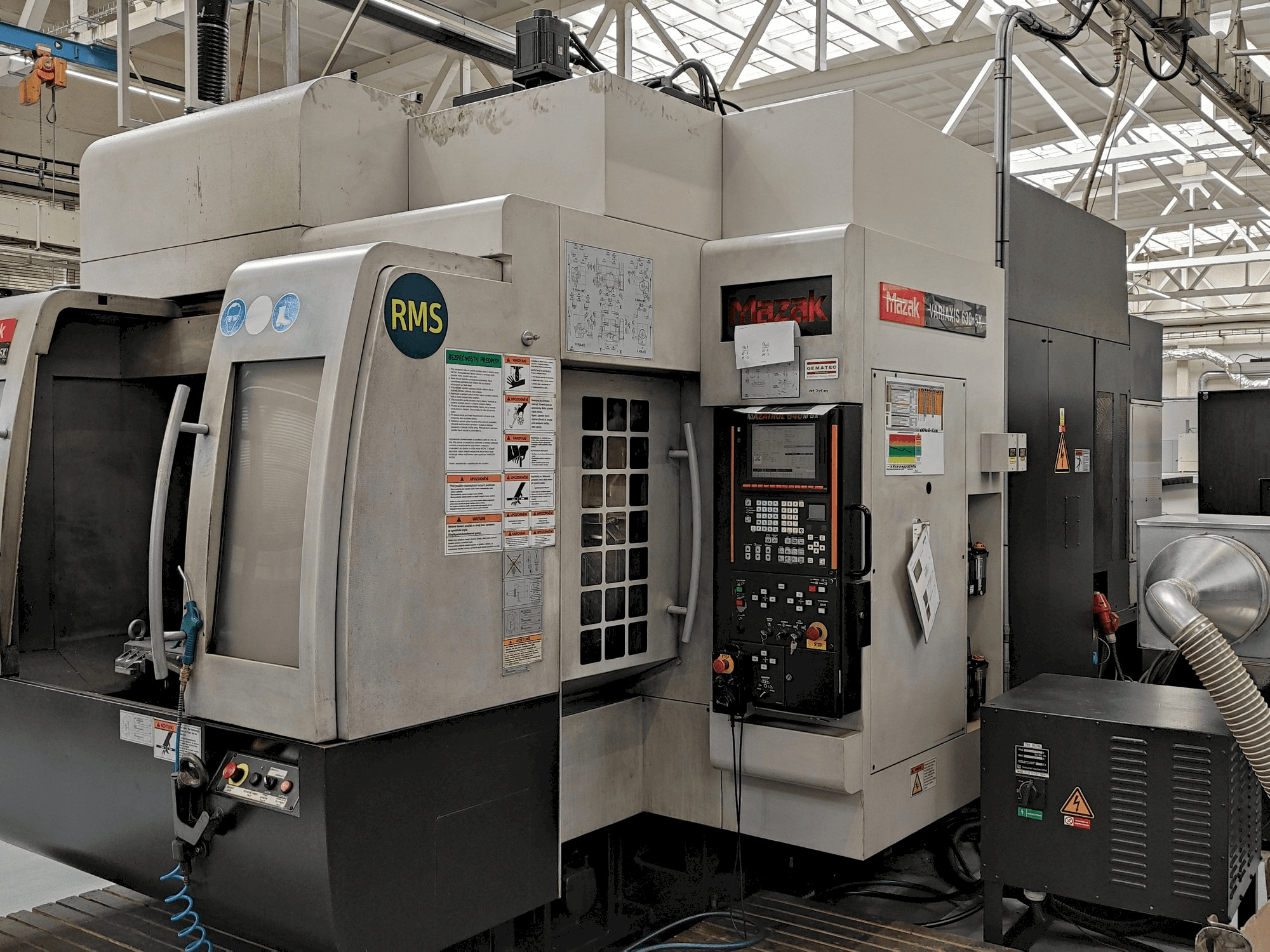 Vooraanzicht van Mazak Variaxis 630-5X machine
