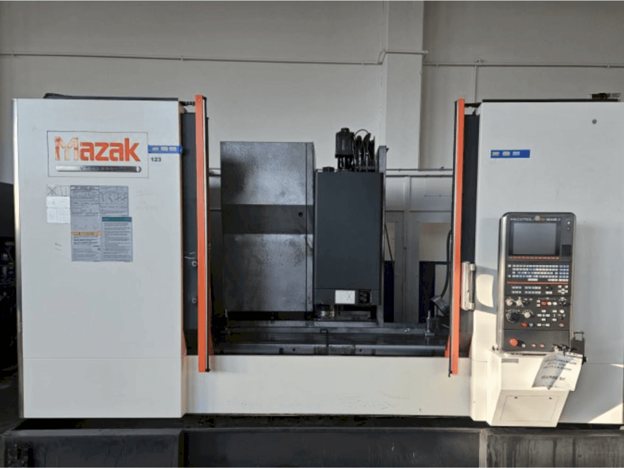 Vooraanzicht van Mazak VTC-530C machine