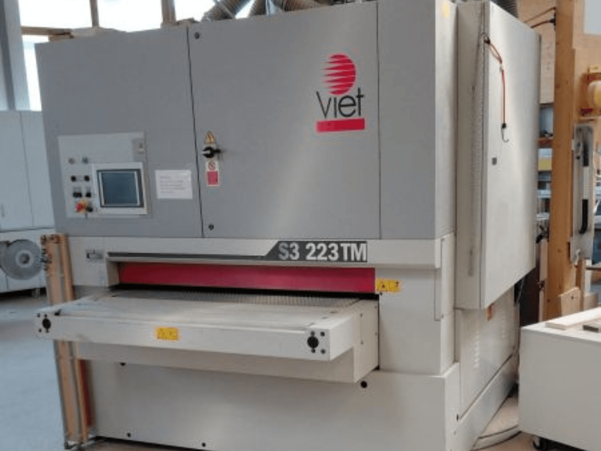 De VIET S3 223TM bandschuurmachine in vooraanzicht, met het bedieningspaneel, het schuurbed en de veiligheidsstickers.
