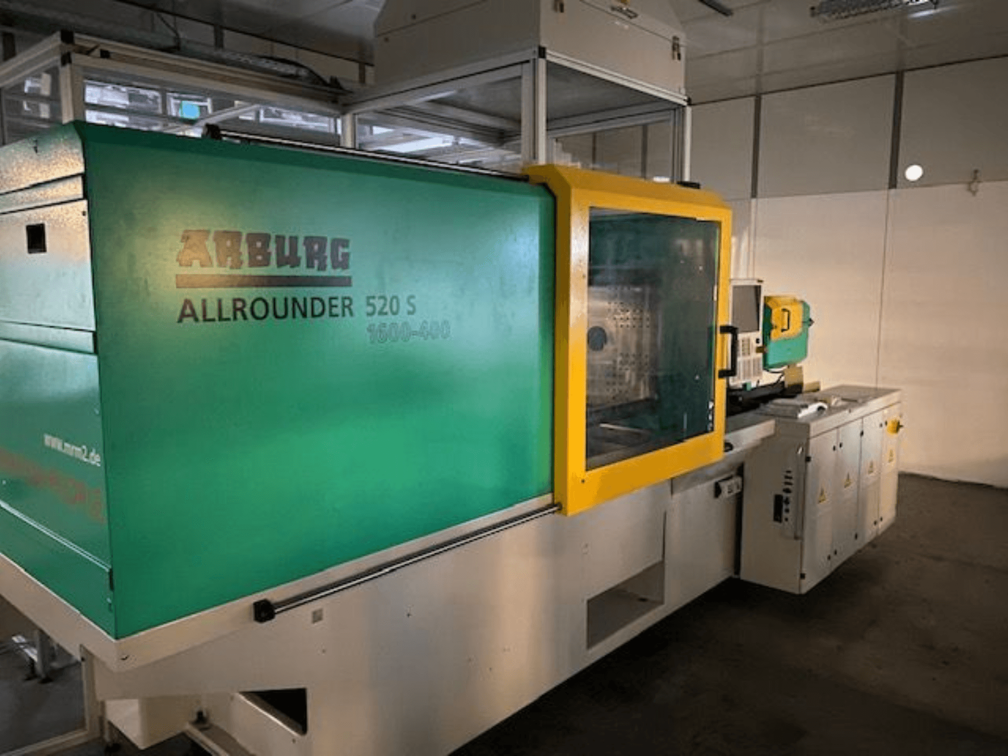 Arburg Allrounder 520 S spuitgietmachine, zijaanzicht, met een groen en geel exterieur, technische details zichtbaar.