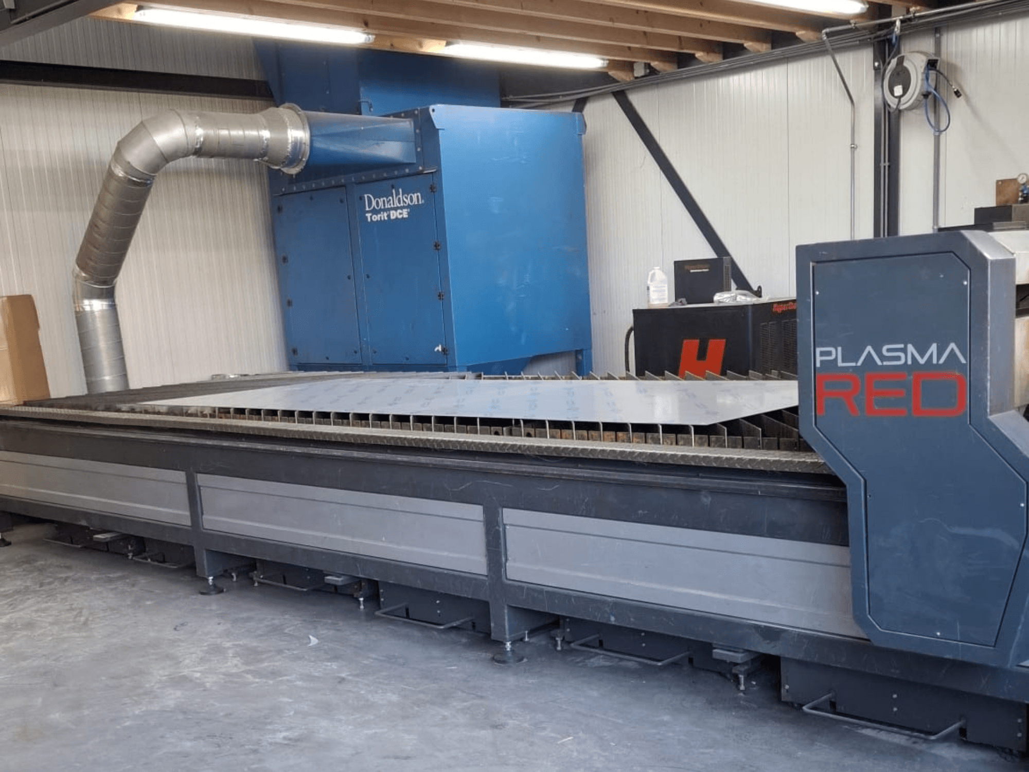 SOITAAB Plasmatech-Red plasmasnijmachine in vooraanzicht, met een brede snijtafel en afzuigsysteem.