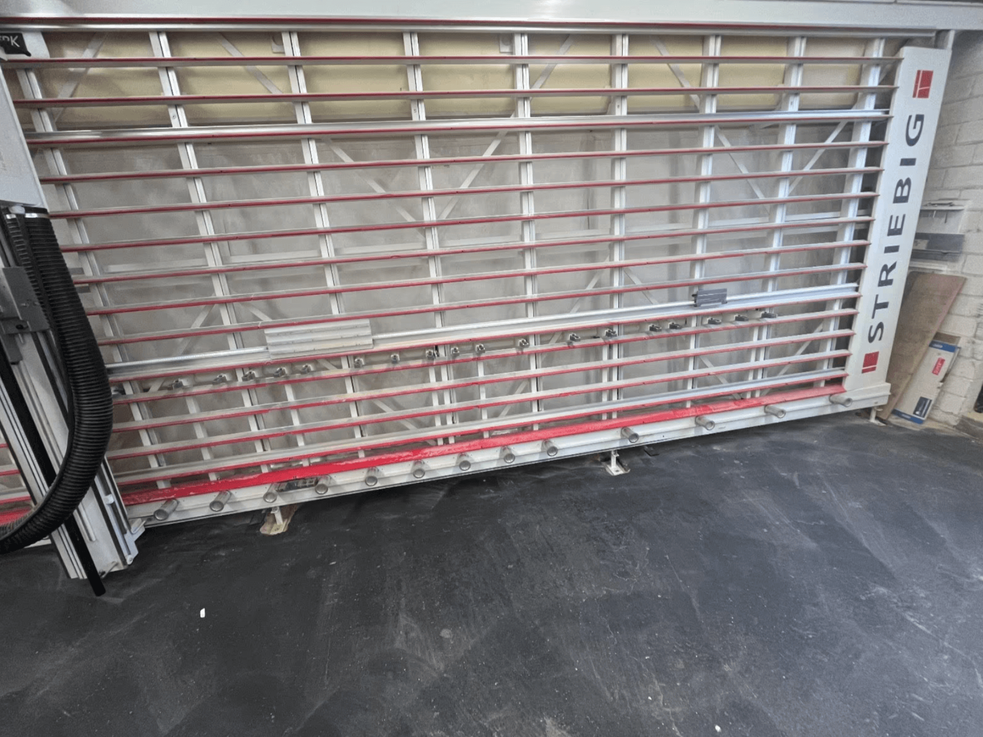 STRIEBIG Standart II TKR 6220A paneelzaag gezien vanaf de voorkant; heeft een metalen frame met rode rails en zaagonderdelen.