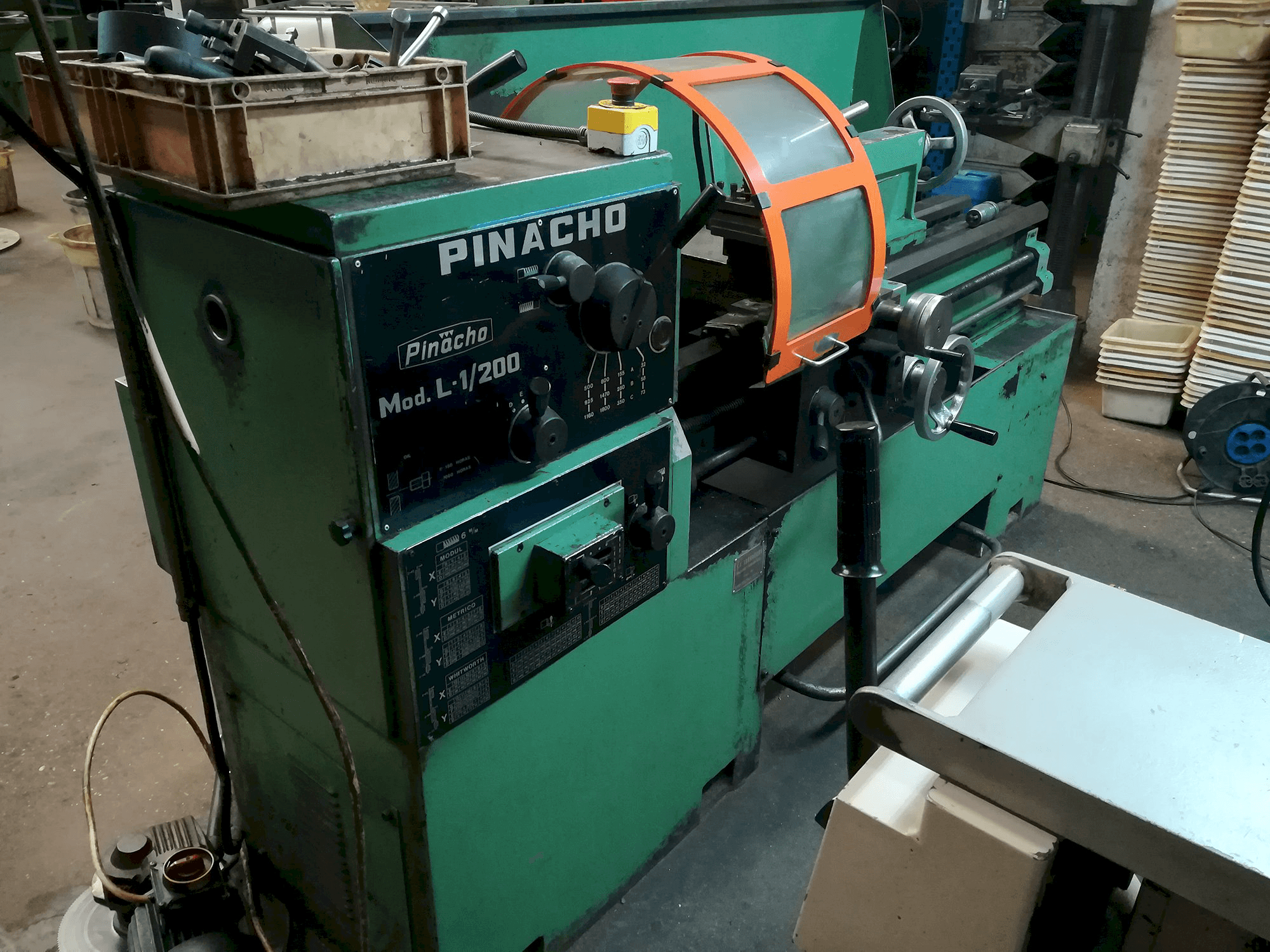 Links zicht van Pinacho L-1/200 machine