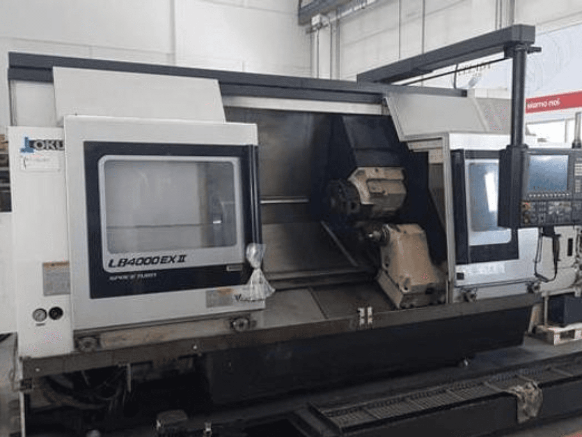 LATHES LB4000EX II van JOKI, vooraanzicht met bedieningspaneel, spindel en werkgebied voor precisiebewerking.