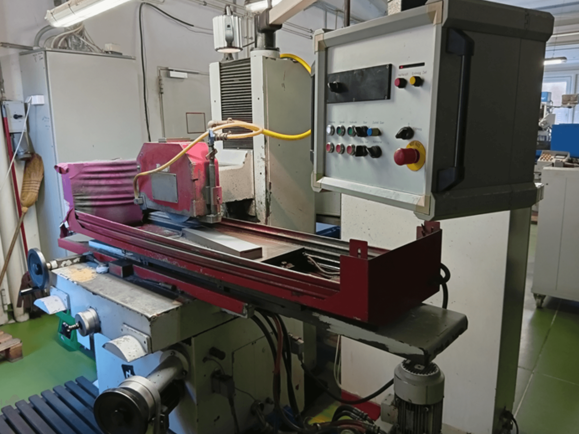 DEGEN FS-S3060 vlakslijpmachine, vooraanzicht met slijpschijf, bedieningspaneel en werktafelopstelling.