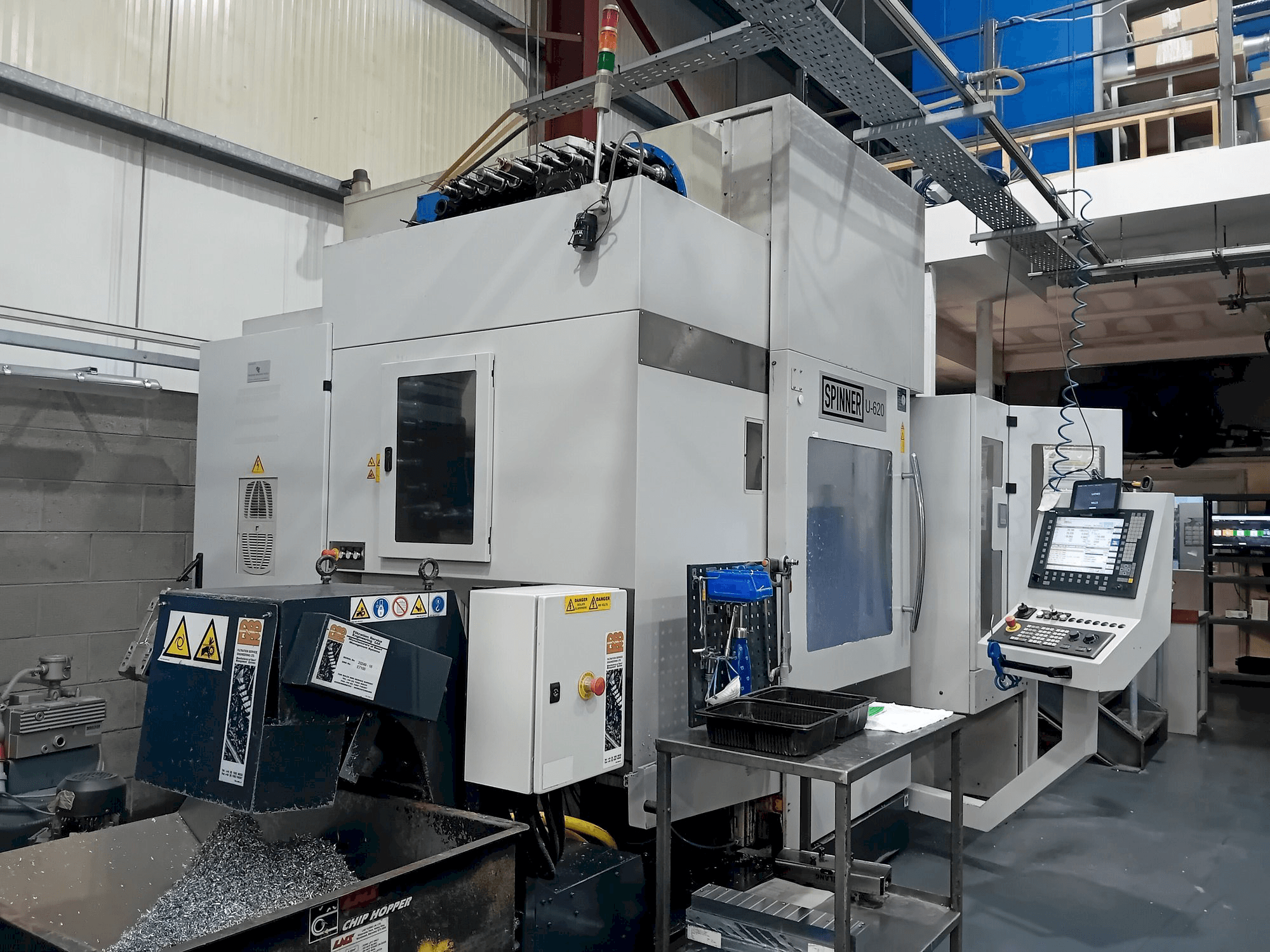 Vooraanzicht van SPINNER U5-620 machine