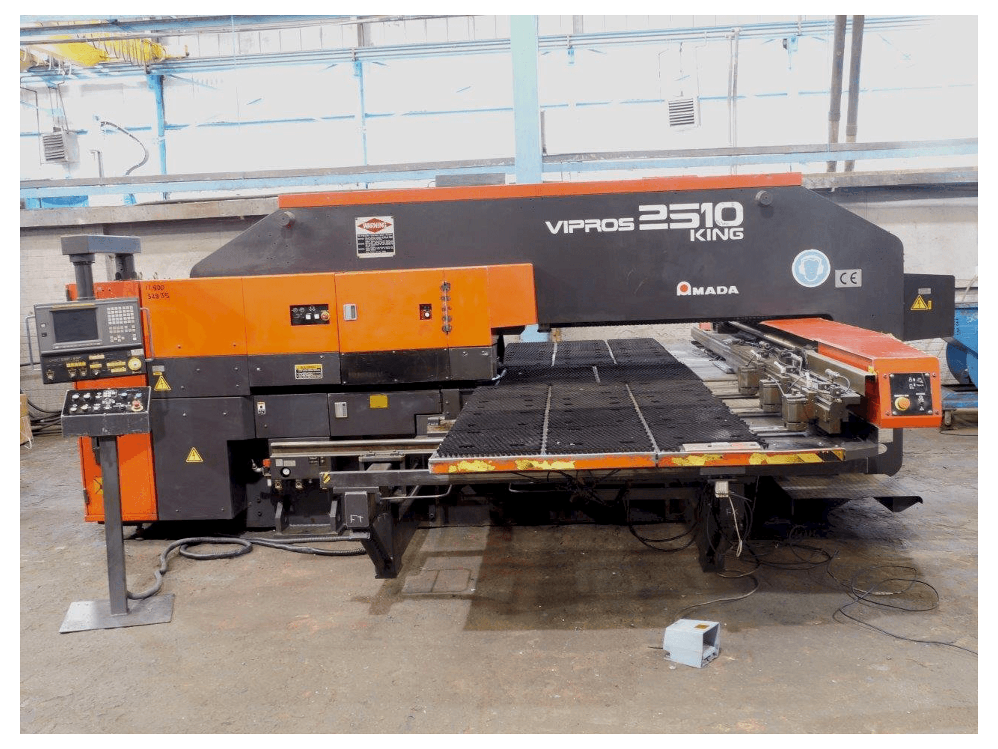 Vooraanzicht van AMADA Vipros S2510 machine