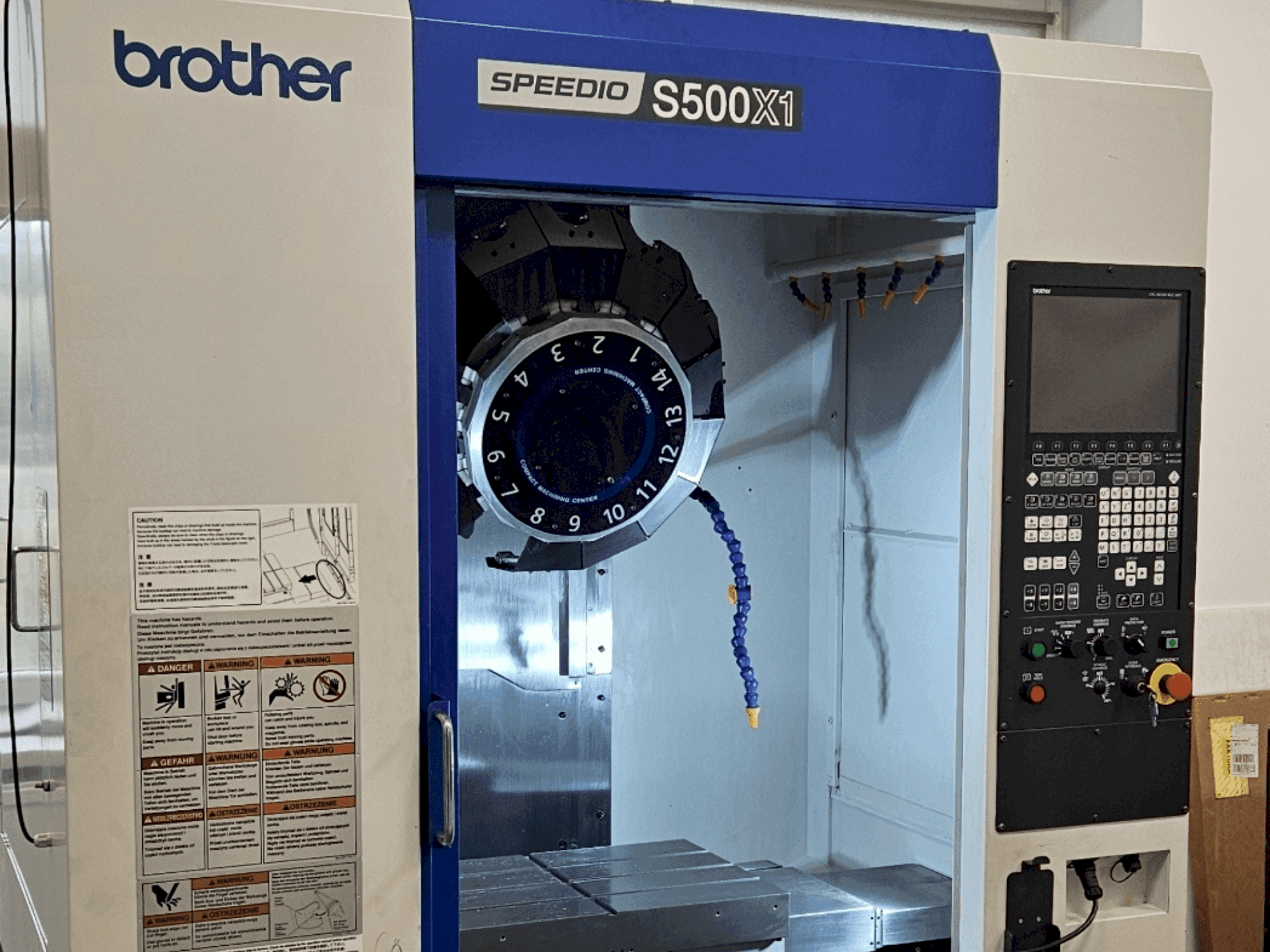Vooraanzicht van Brother Speedio S500X1 machine