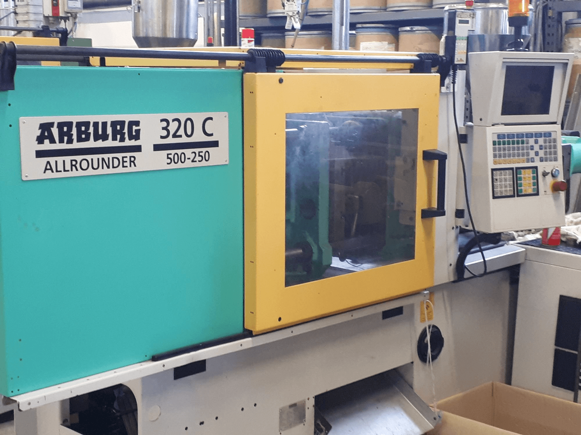 Vooraanzicht van Arburg 320c 500-250 machine