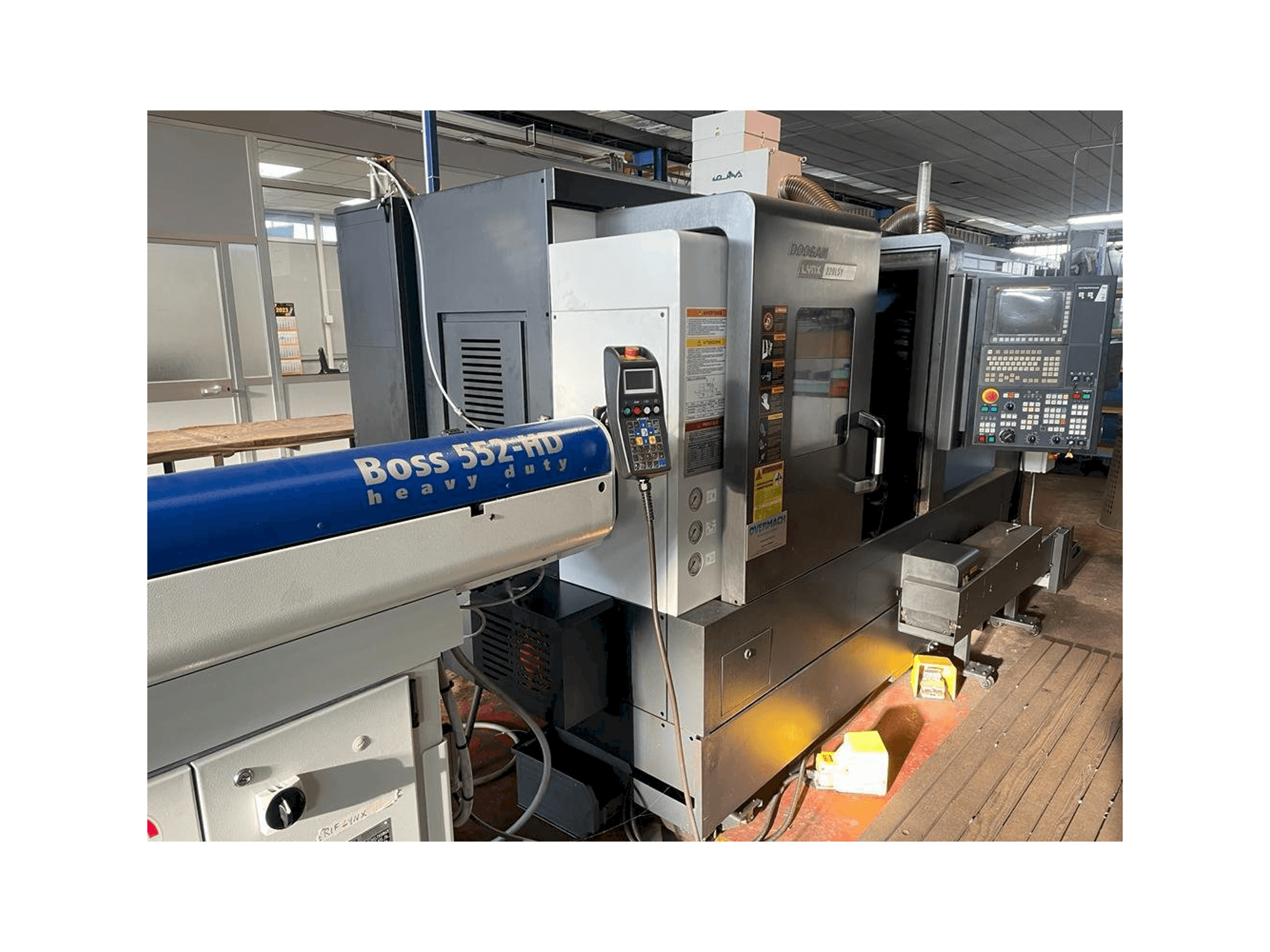 Vooraanzicht van Doosan LYNX 220LSY machine