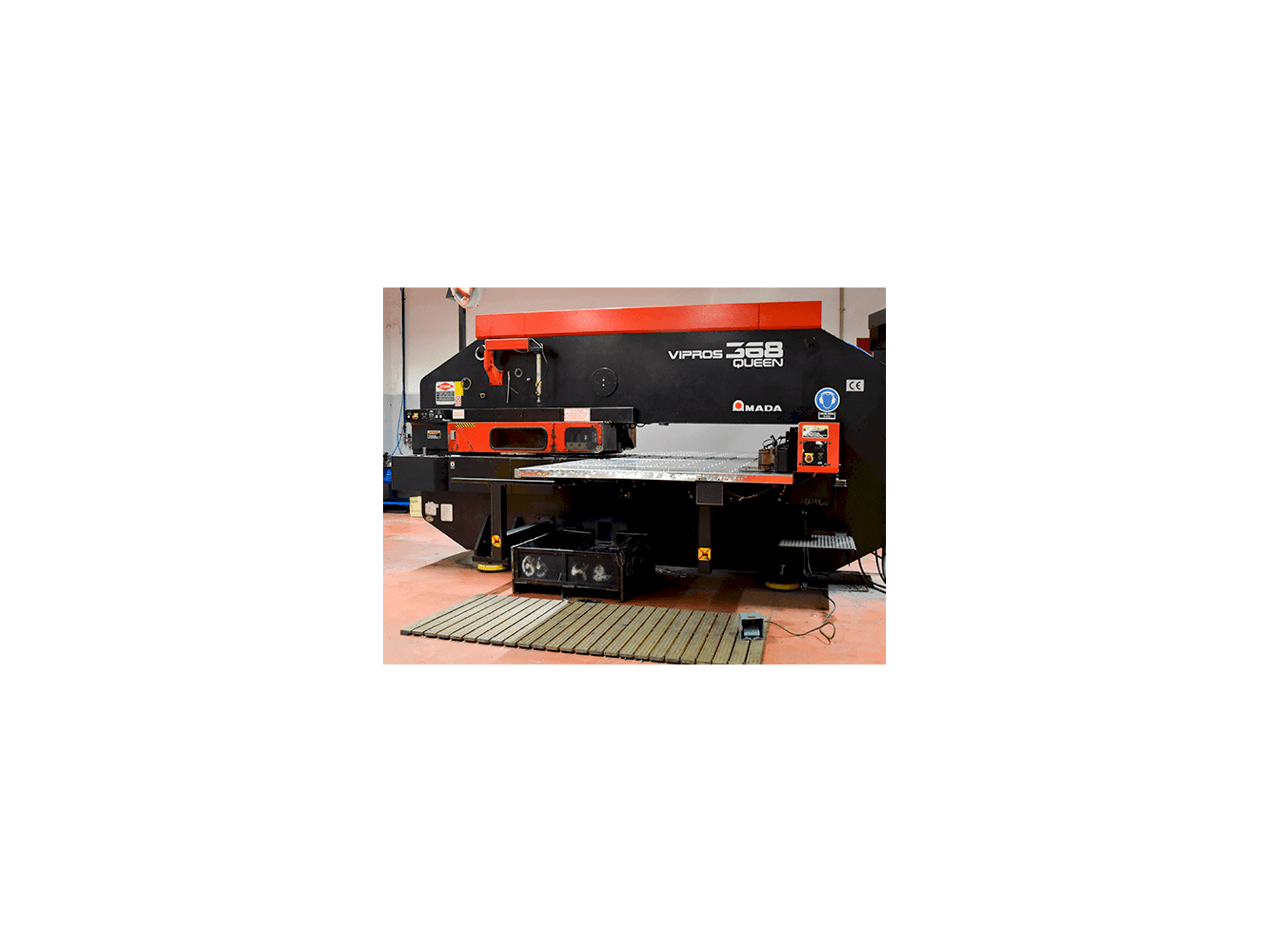 Vooraanzicht van AMADA Vipros 368 Queen machine