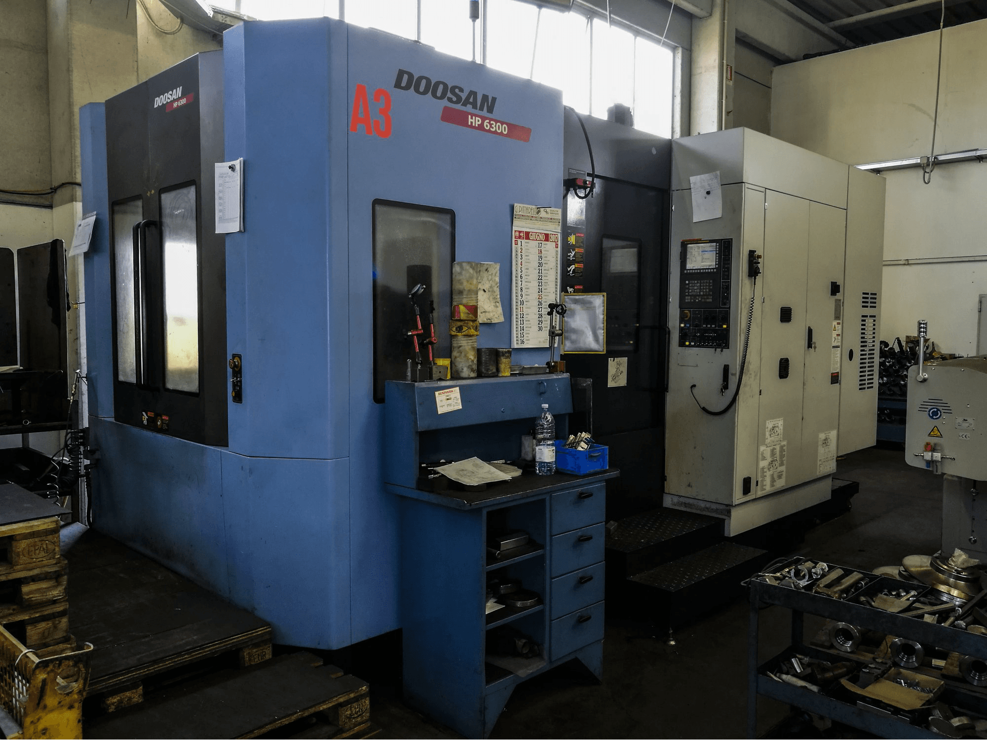 Links zicht van Doosan HP 6300 machine