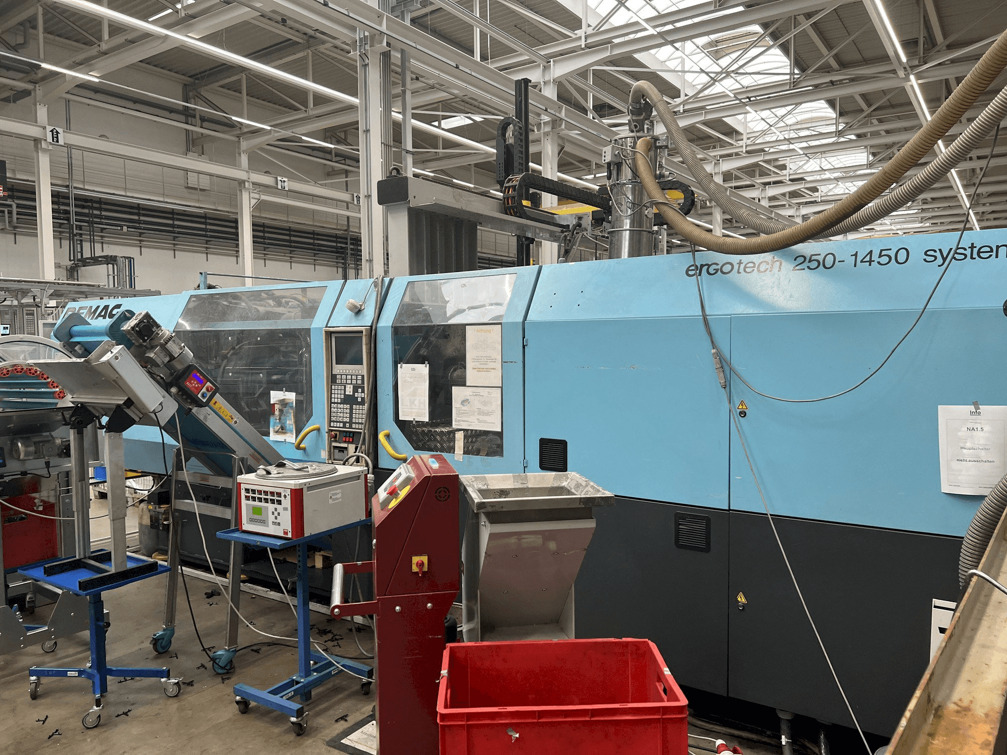 Rechts zijaanzicht van DEMAG 250-1450 machine