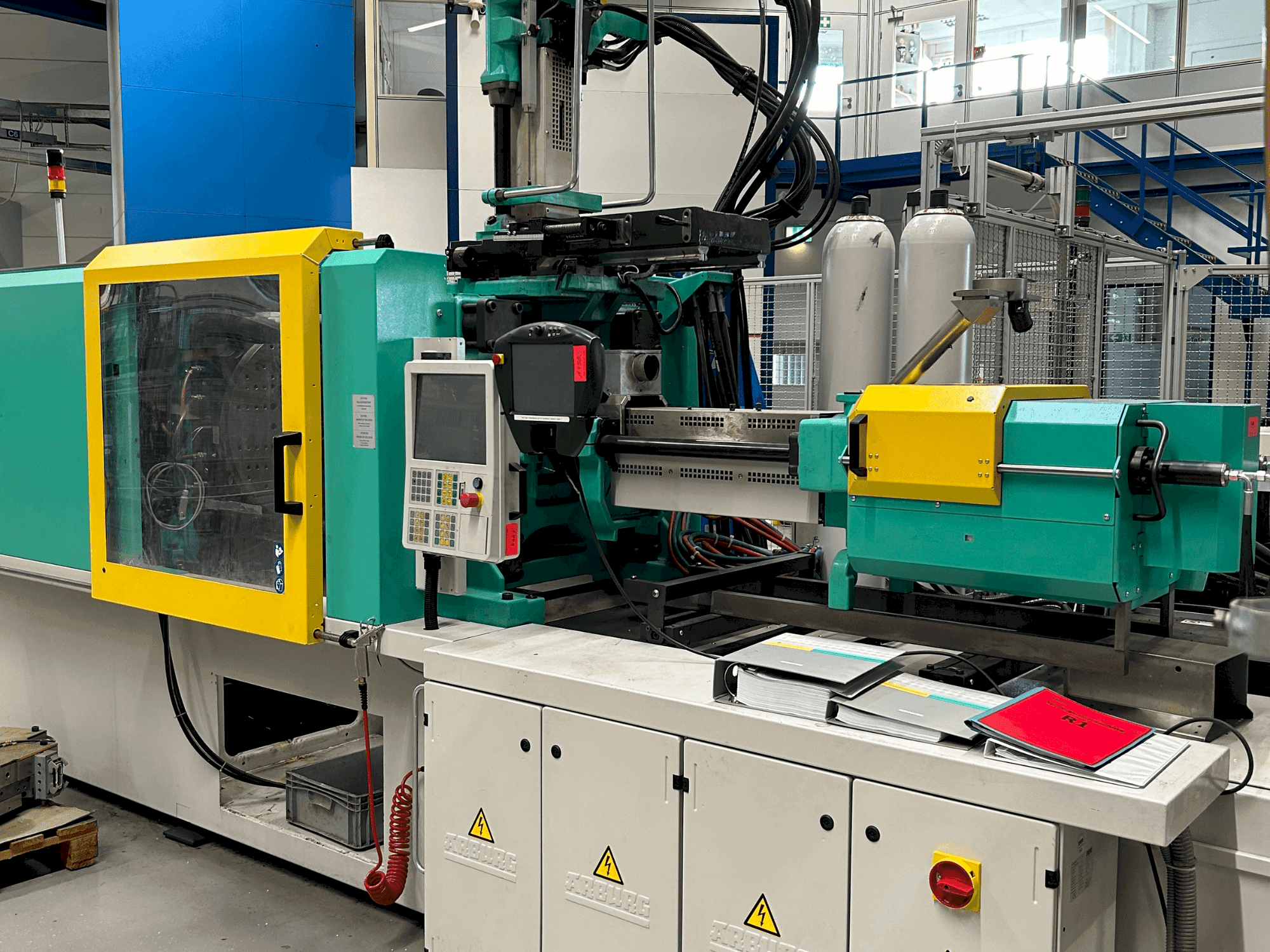 Vooraanzicht van Arburg 570S 2200-400/170 machine