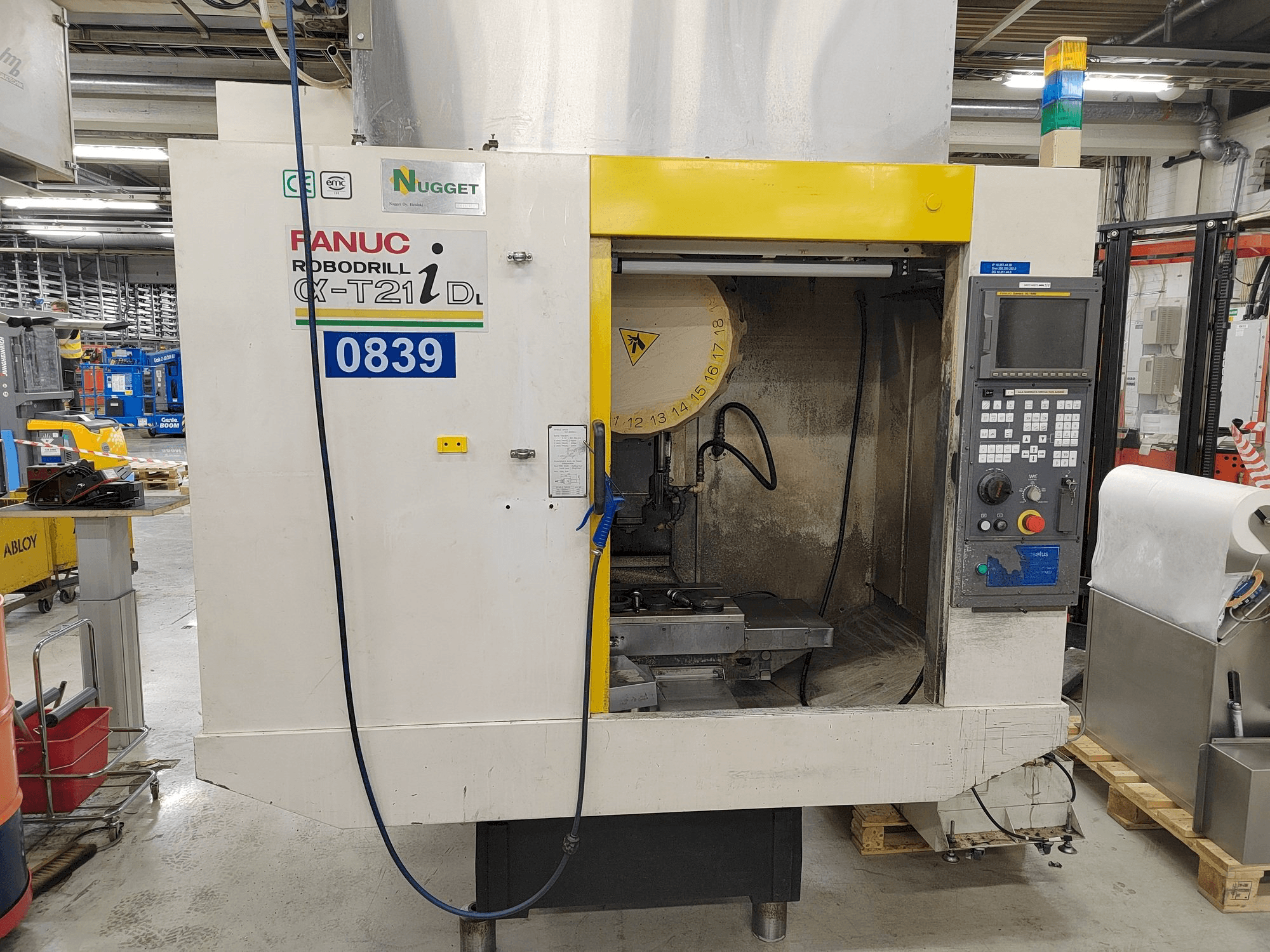 Vooraanzicht van FANUC Robodrill Alpha-T21iDL machine