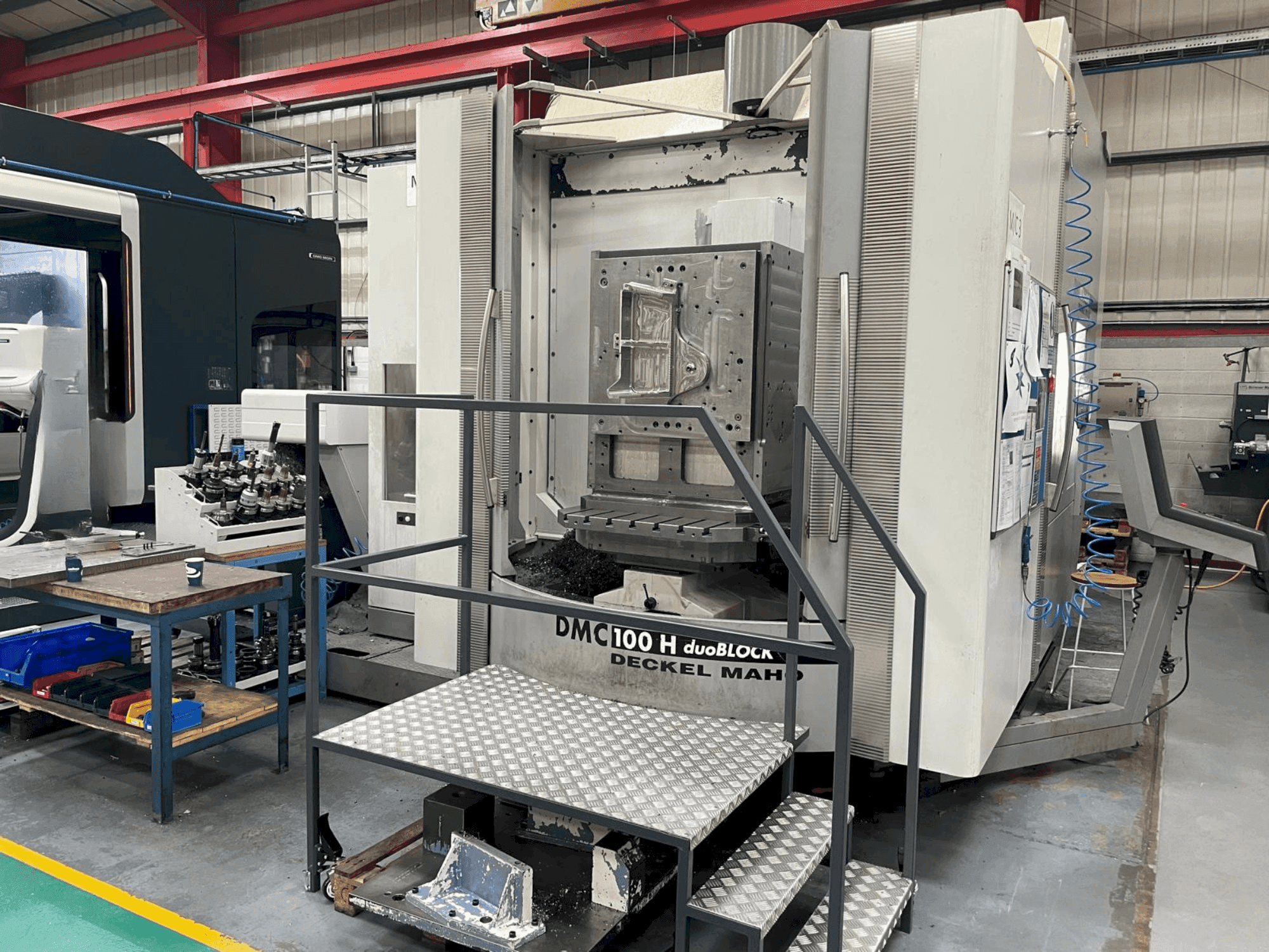 Vooraanzicht van DMG DECKEL MAHO DMC 100H duoBLOCK machine