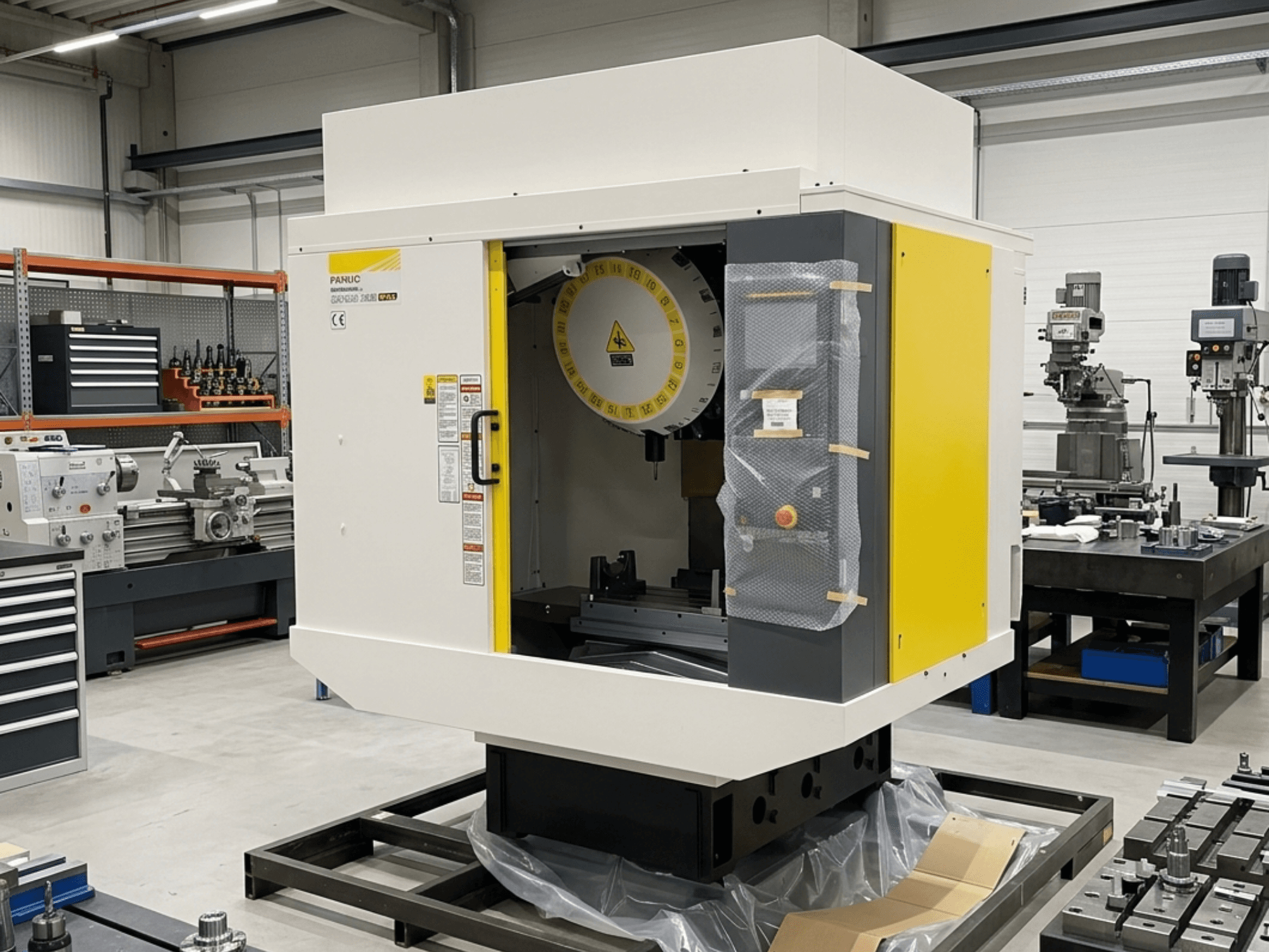 FANUC Robodrill Alpha D21LIB5 Plus verticaal bewerkingscentrum in zijaanzicht, met het bedieningspaneel en werkgebied.