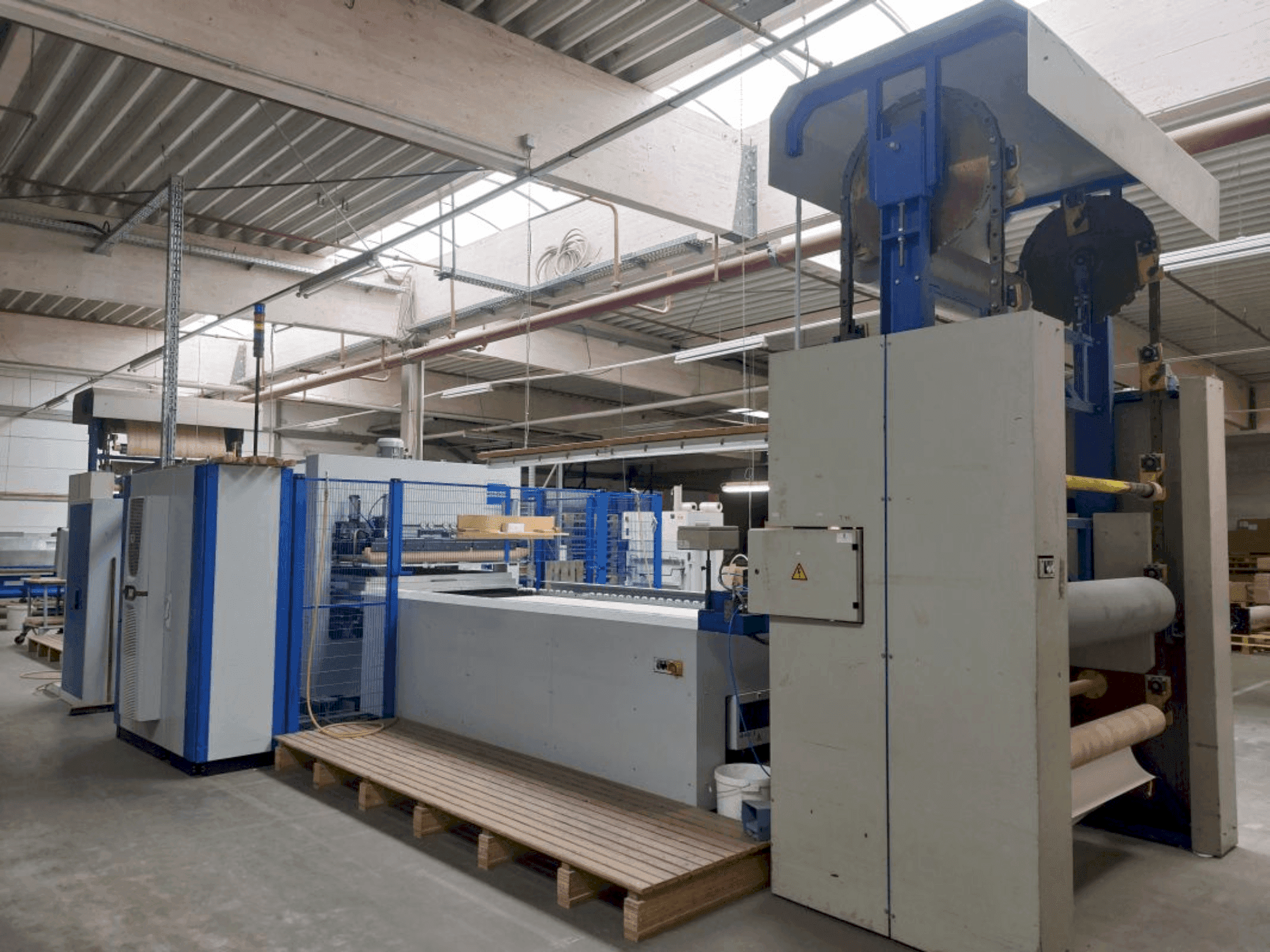 Vooraanzicht van WEMHÖNER Variopress Basic 1000S machine