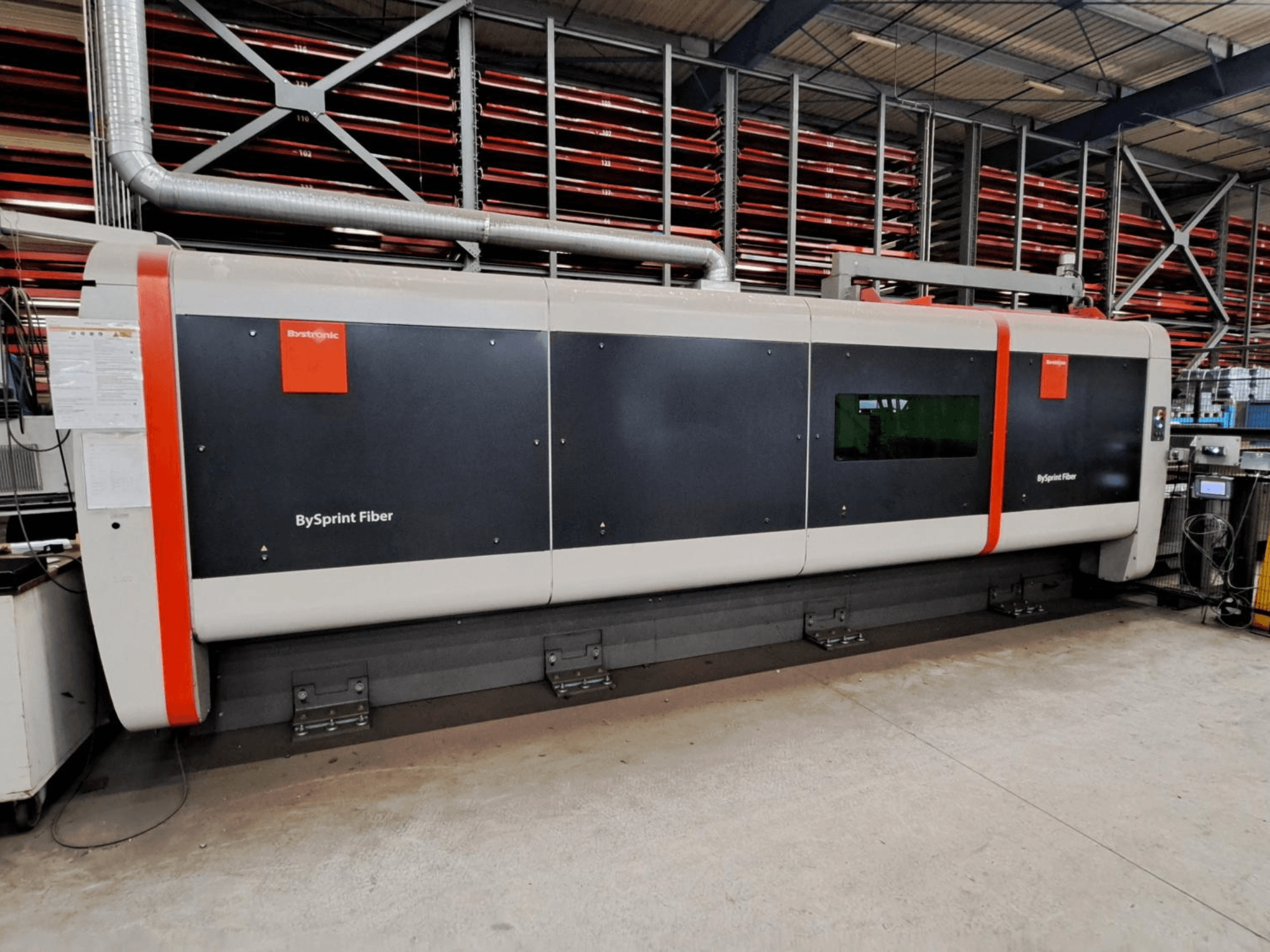 Bystronic BySprint Fiber 4020 fiberlasersnijmachine, vooraanzicht in een werkplaats met de veiligheidsfuncties zichtbaar.