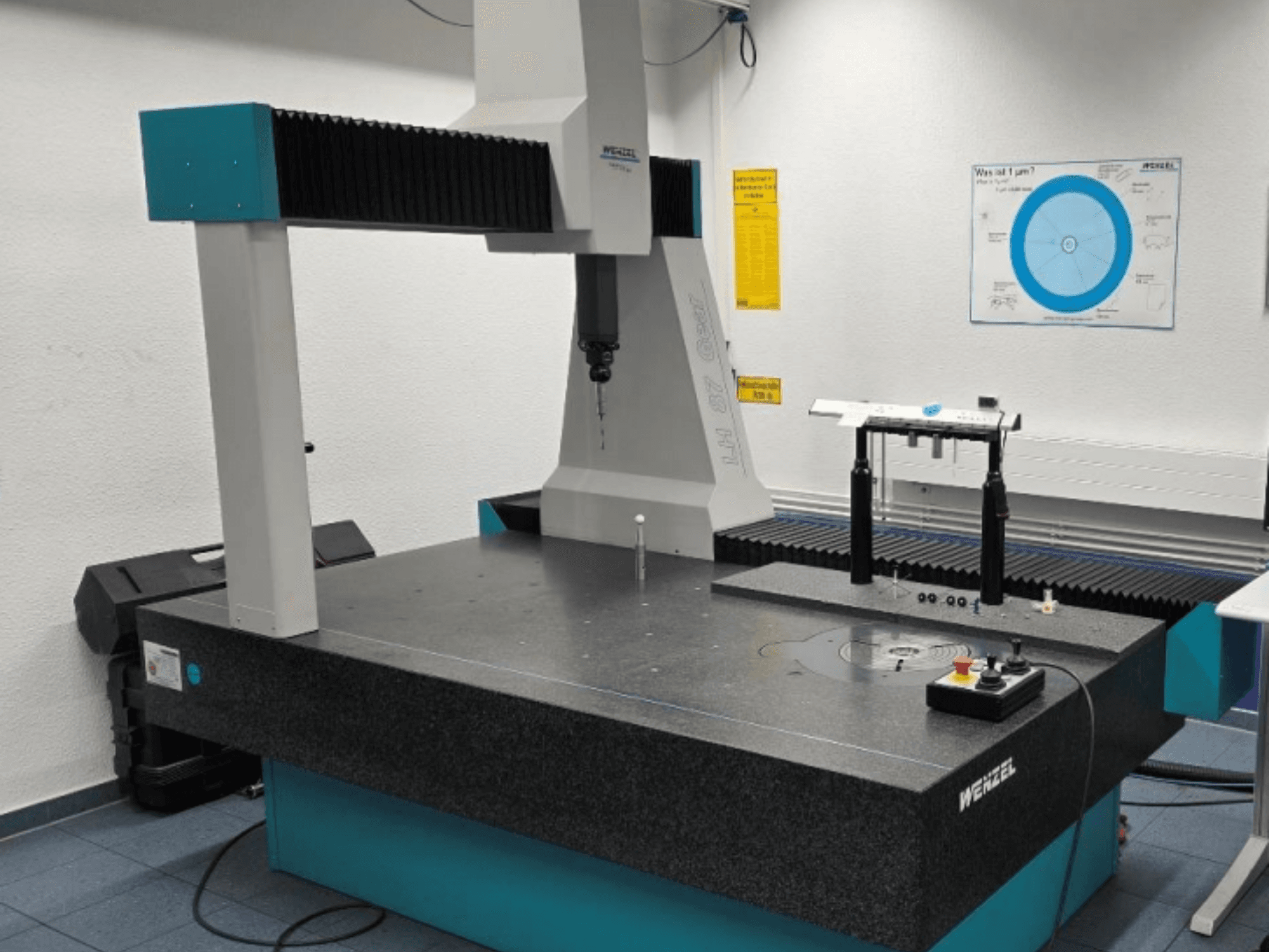 Coördinatenmeetmachine Wenzel LH87, vooraanzicht, met meettasters, bedieningspaneel en meetreferenties.