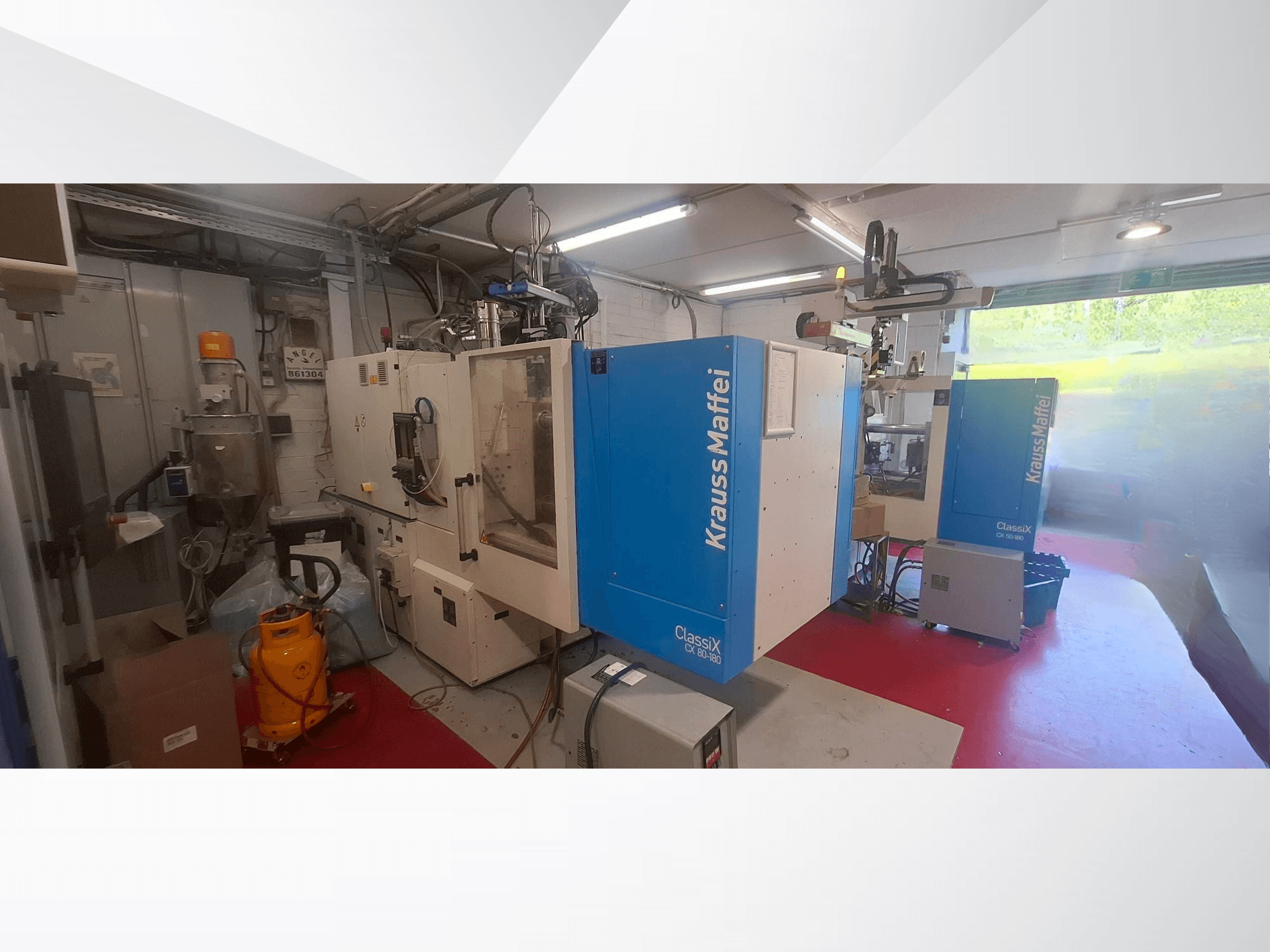 Krauss Maffei CX 80-180 hydraulische spuitgietmachine, vooraanzicht, in een industriële omgeving met apparatuur eromheen.