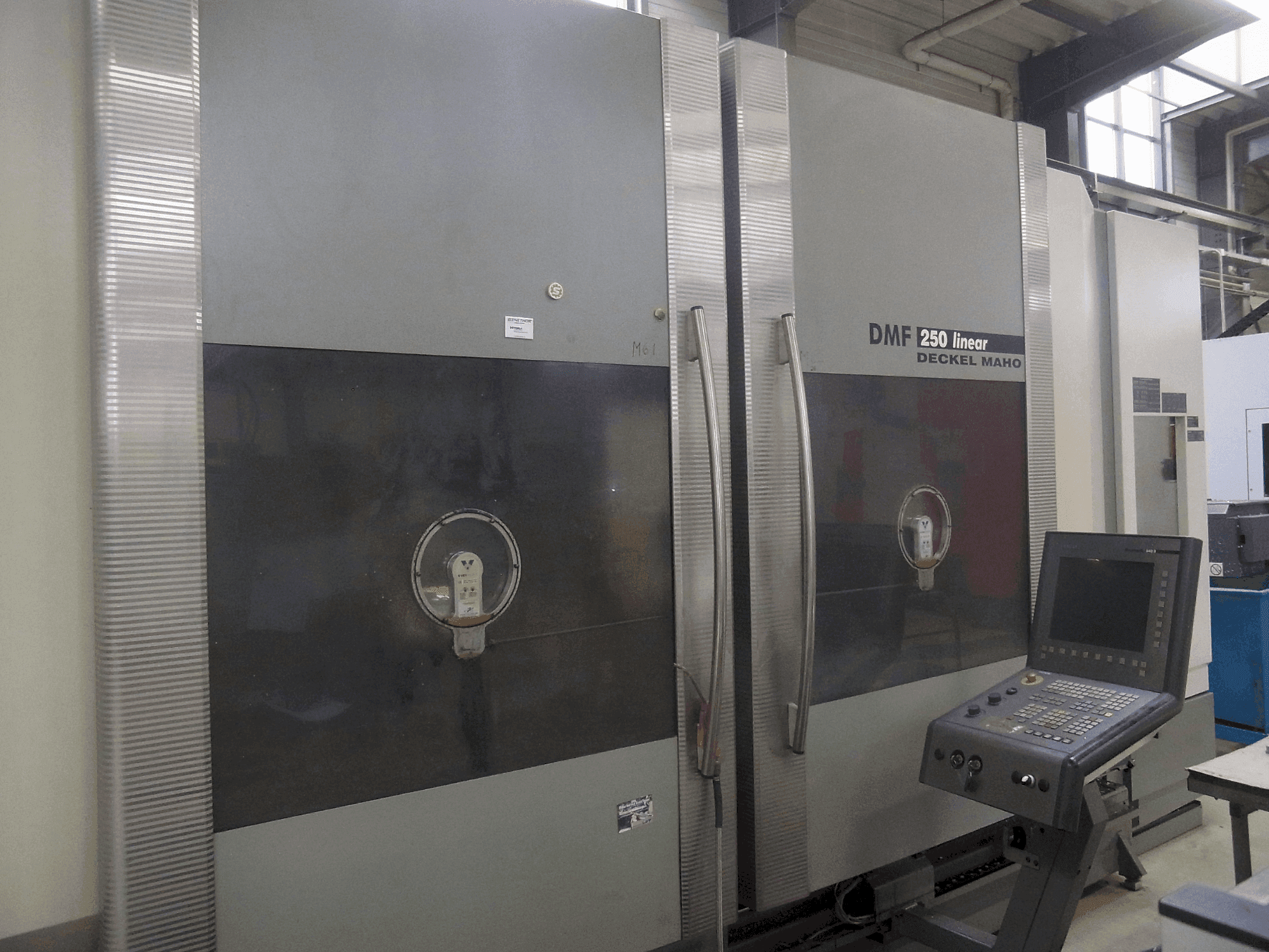Vooraanzicht van DECKEL MAHO DMF 250 linear machine