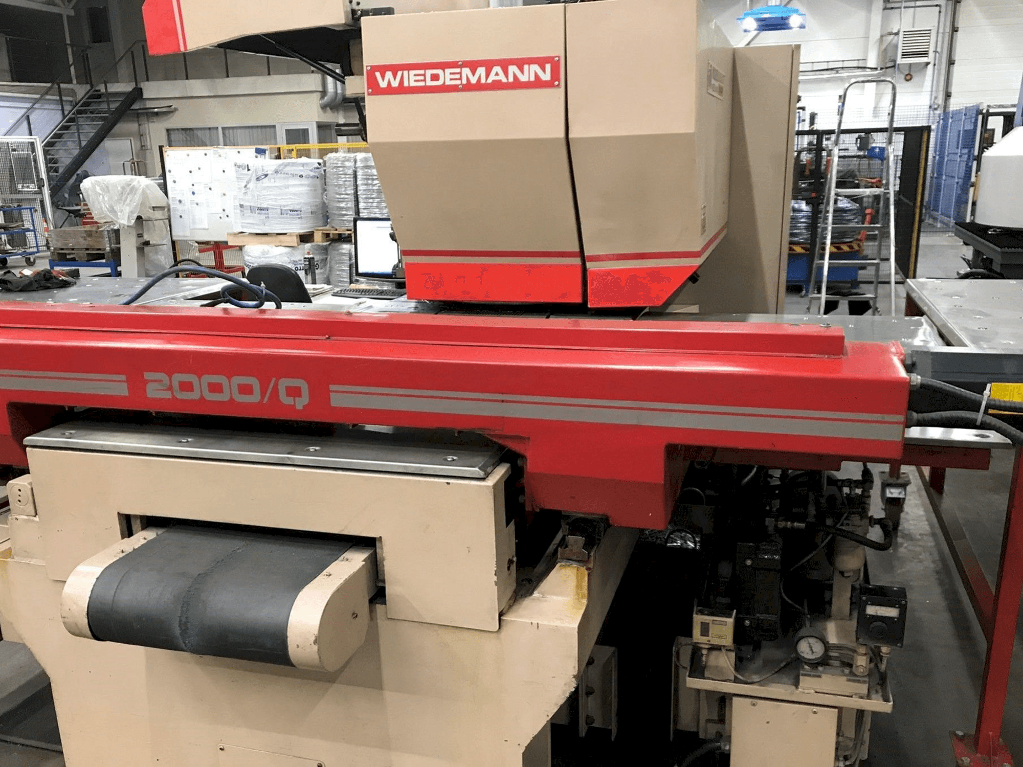 Vooraanzicht van MURATA Wiedemann 2000/Q machine