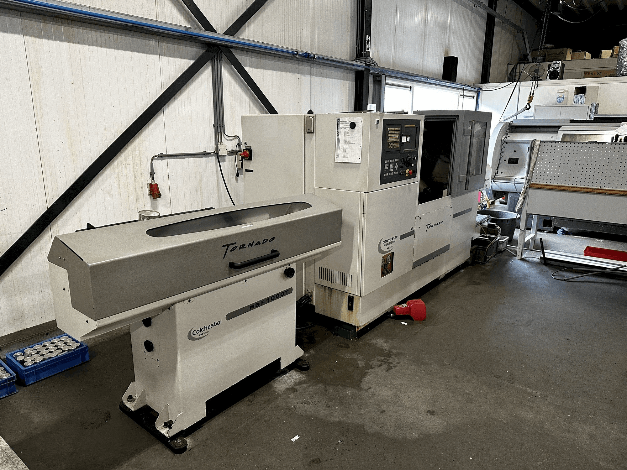 Vooraanzicht van Colchester Tornado T2 machine