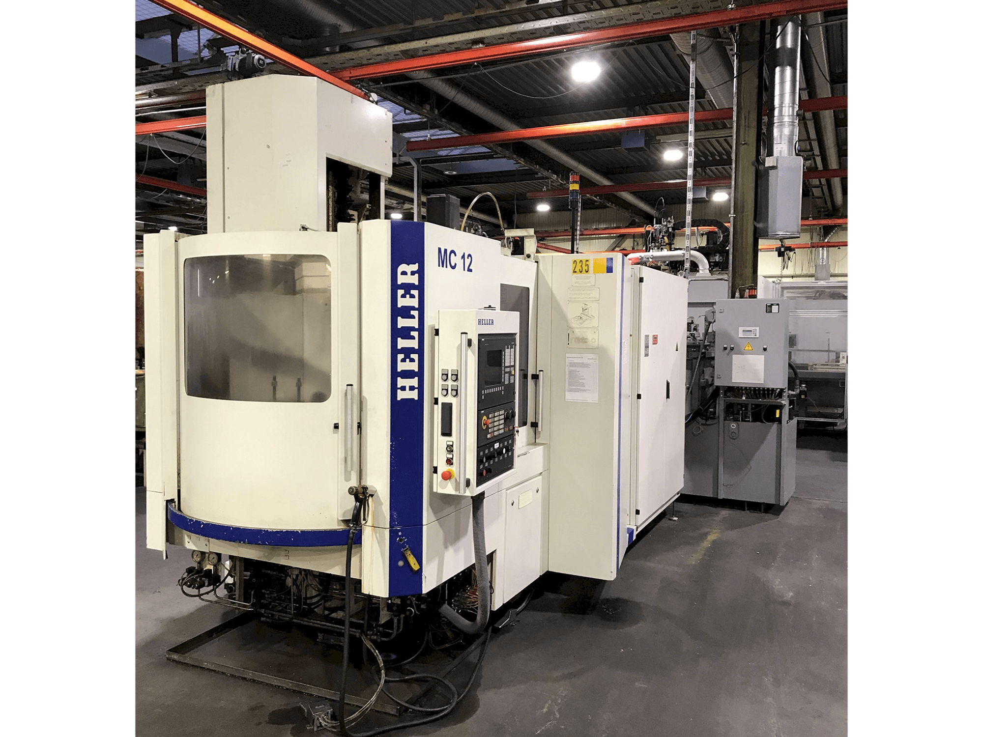 Vooraanzicht van HELLER MC 12 machine