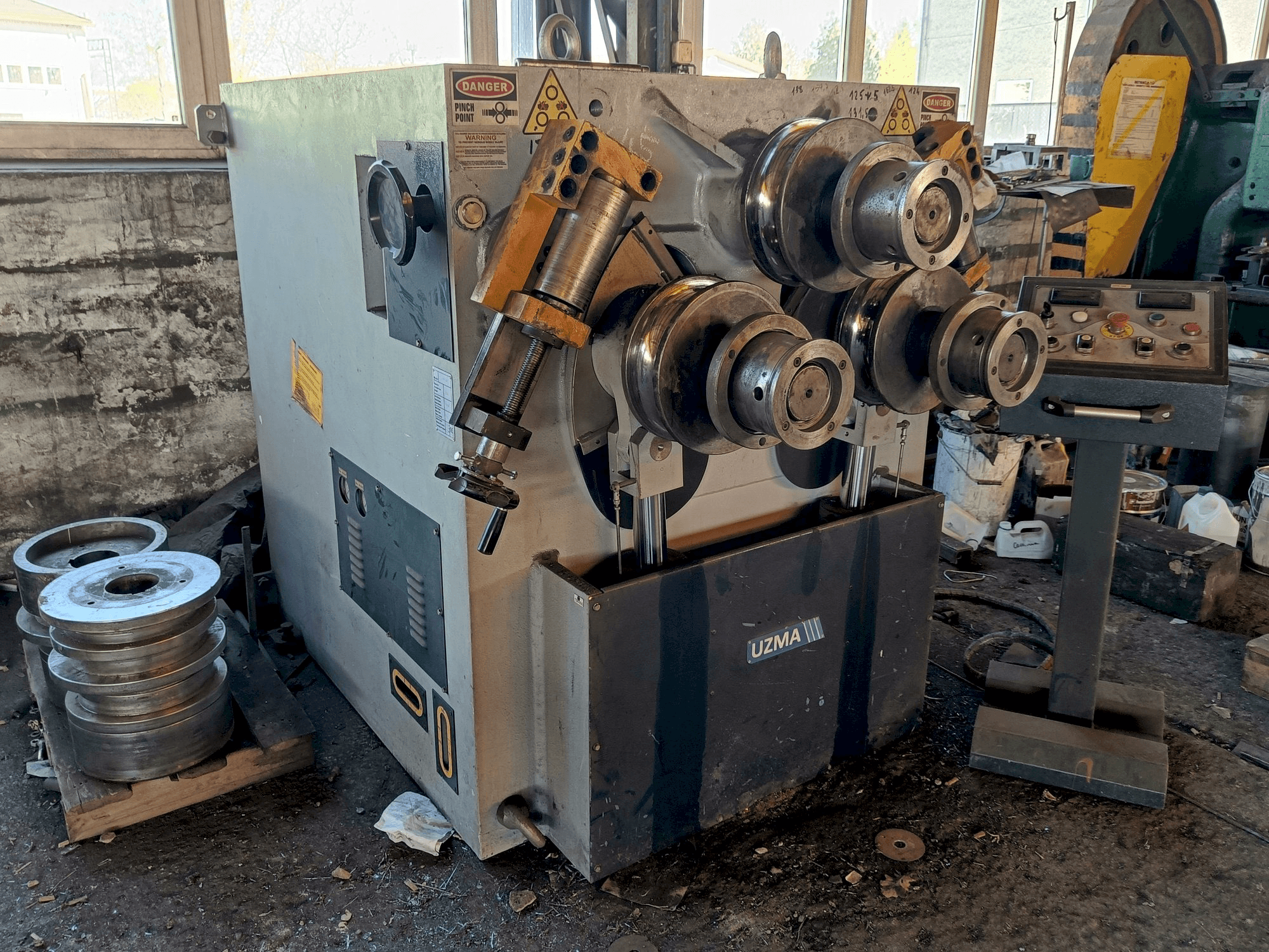 Vooraanzicht van UZMA UPB-100 machine
