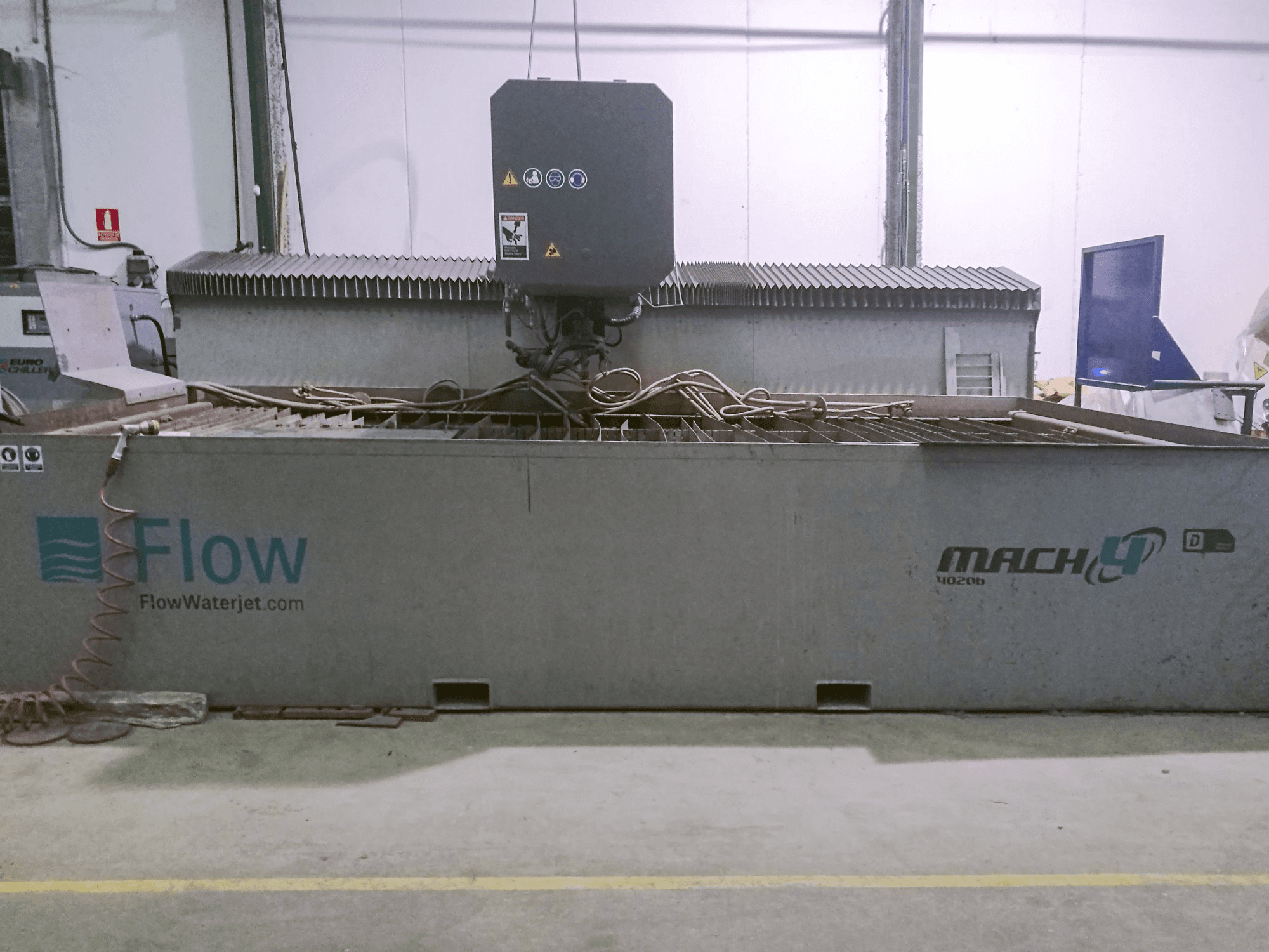 Vooraanzicht van Flow Mach4 4020b machine