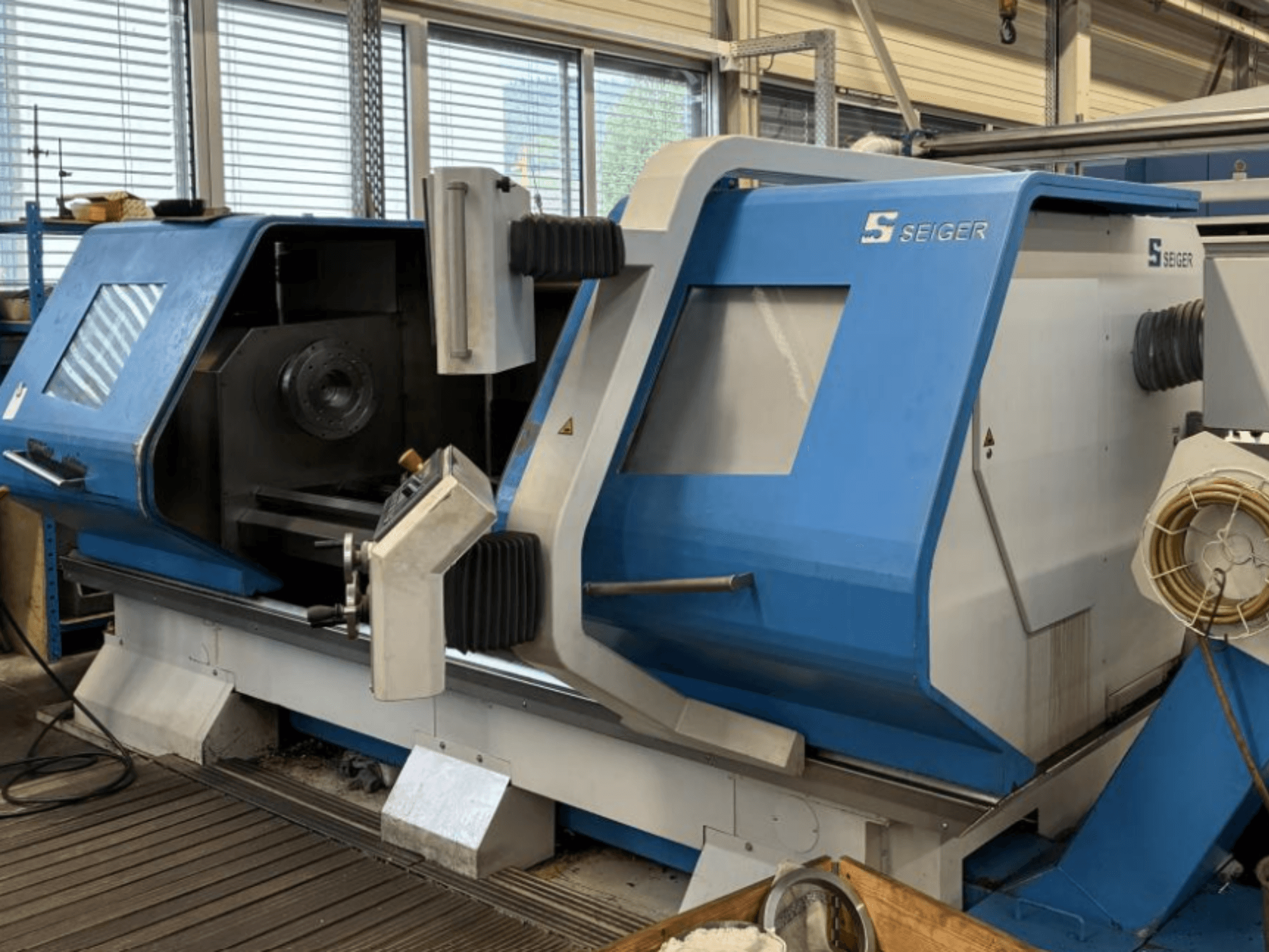 SEIGER SLZ-620E horizontale draaimachine, vooraanzicht met het bedieningspaneel en het gebied rond de hoofdspil.
