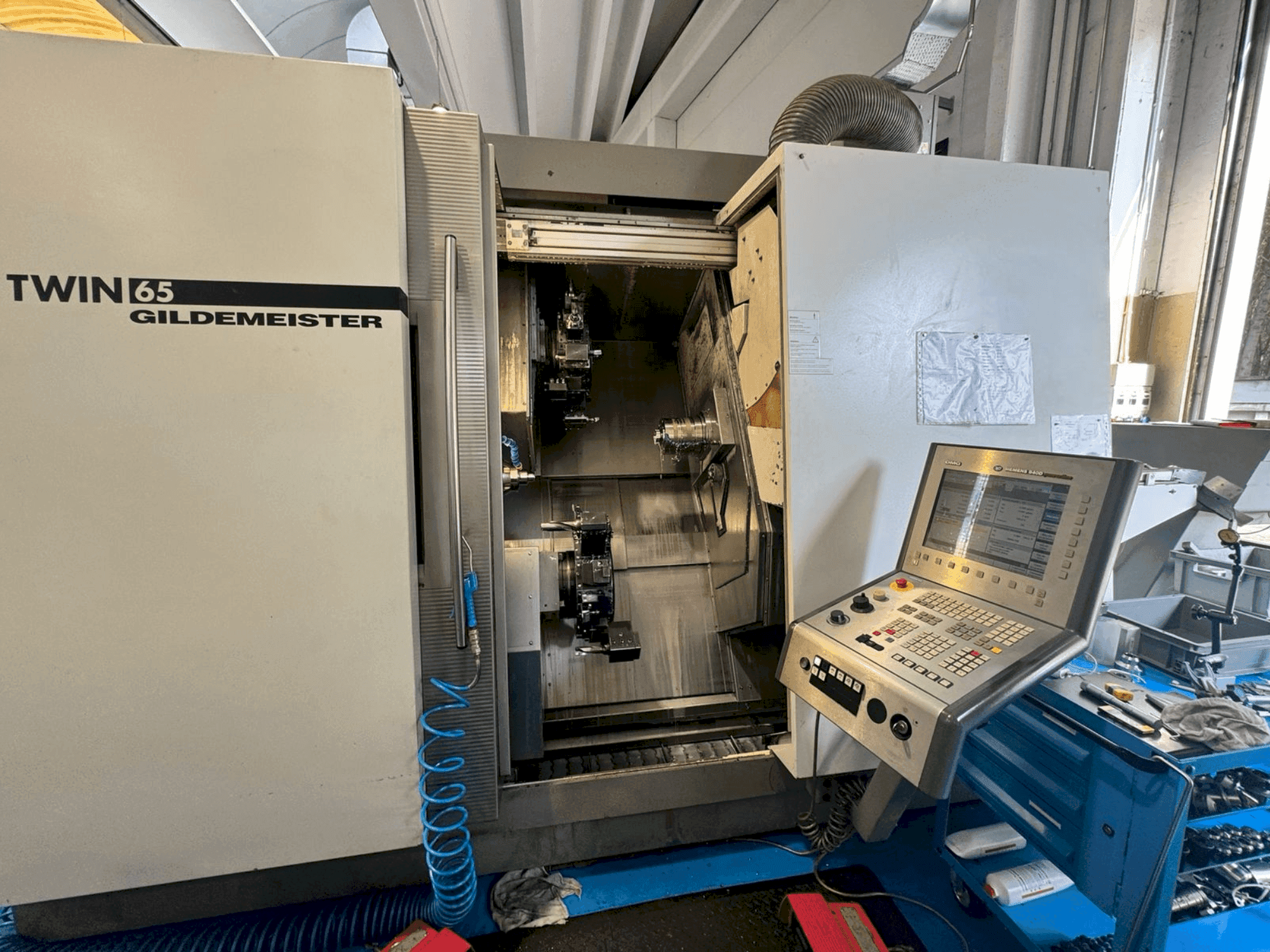 Vooraanzicht van Gildemeister Twin 65 machine