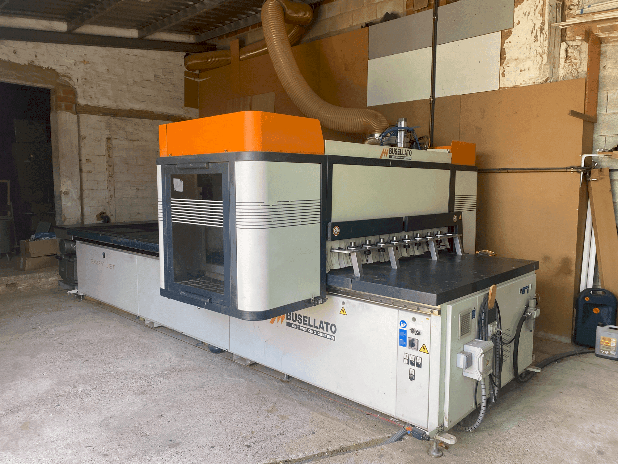 Vooraanzicht van BUSELLATO easyjet 5.12 machine