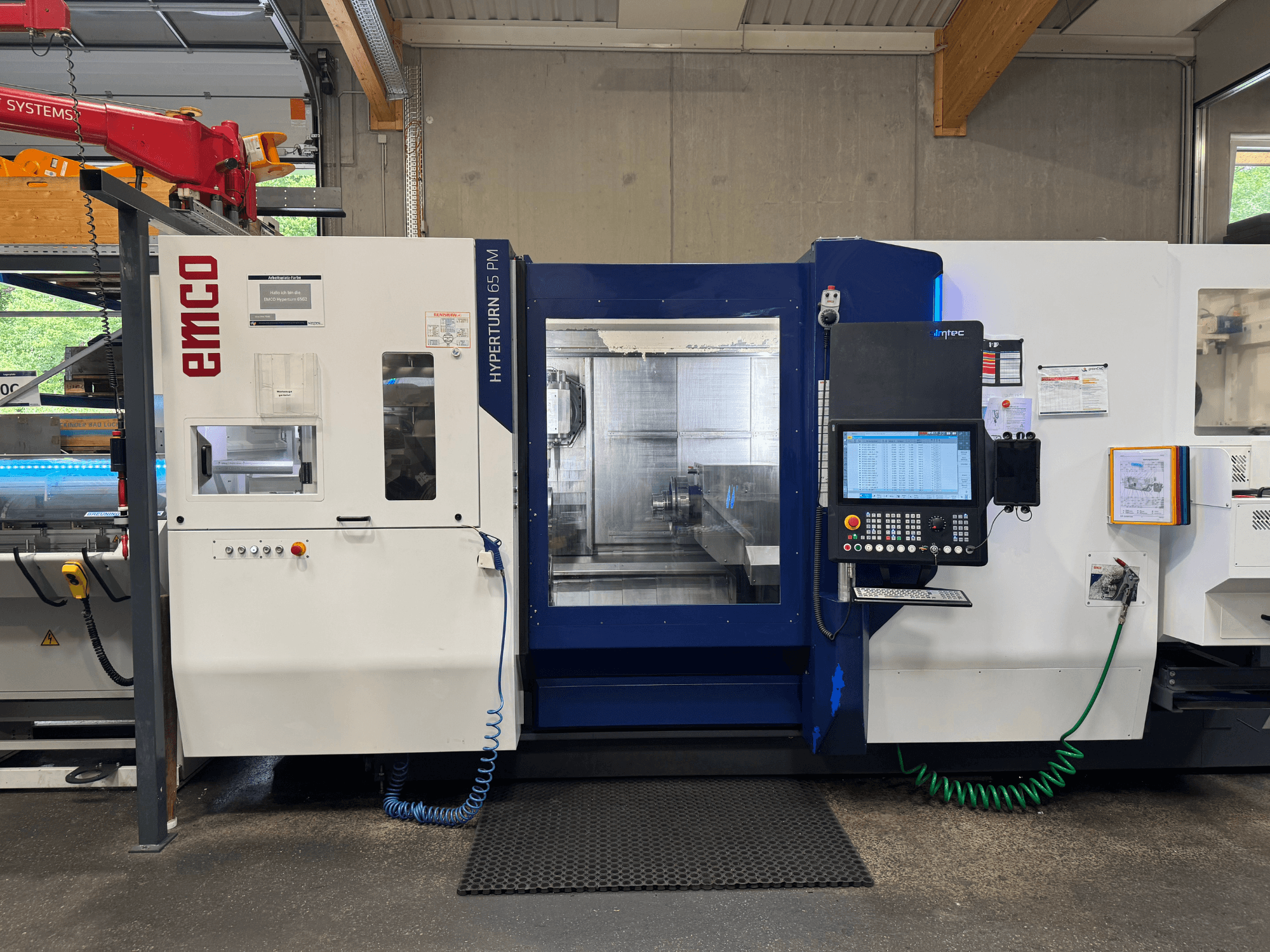 EMCO Hyperturn 65 PM machine, vooraanzicht, met bedieningspaneel, spindelgebied en bedieningsfuncties.