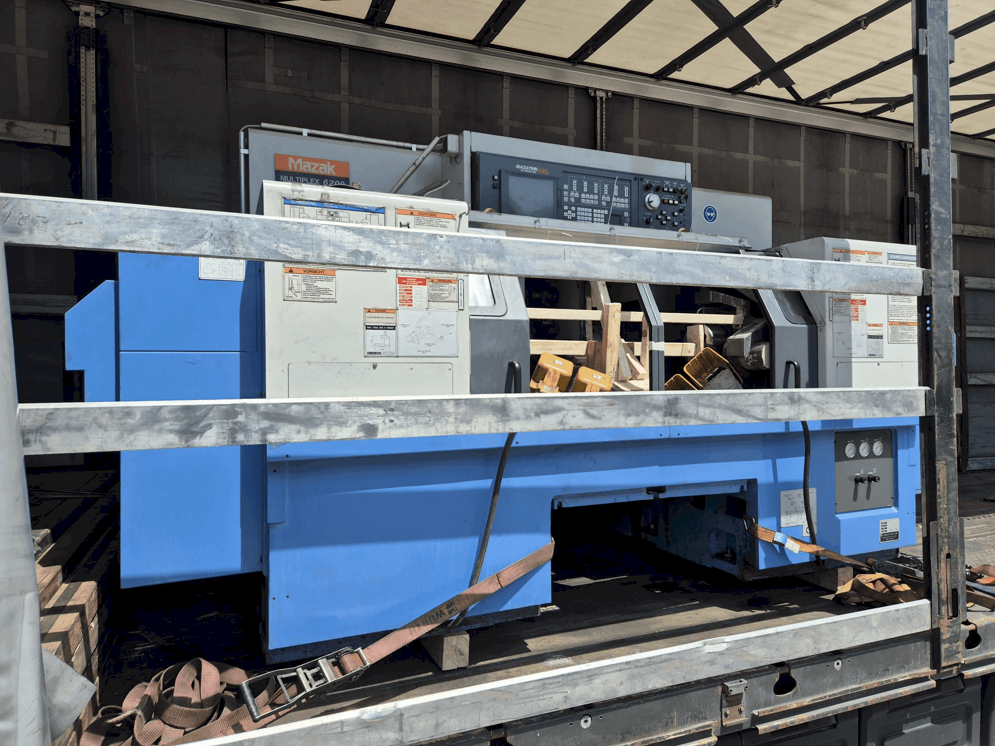 Vooraanzicht van Mazak Multiplex 6200 machine