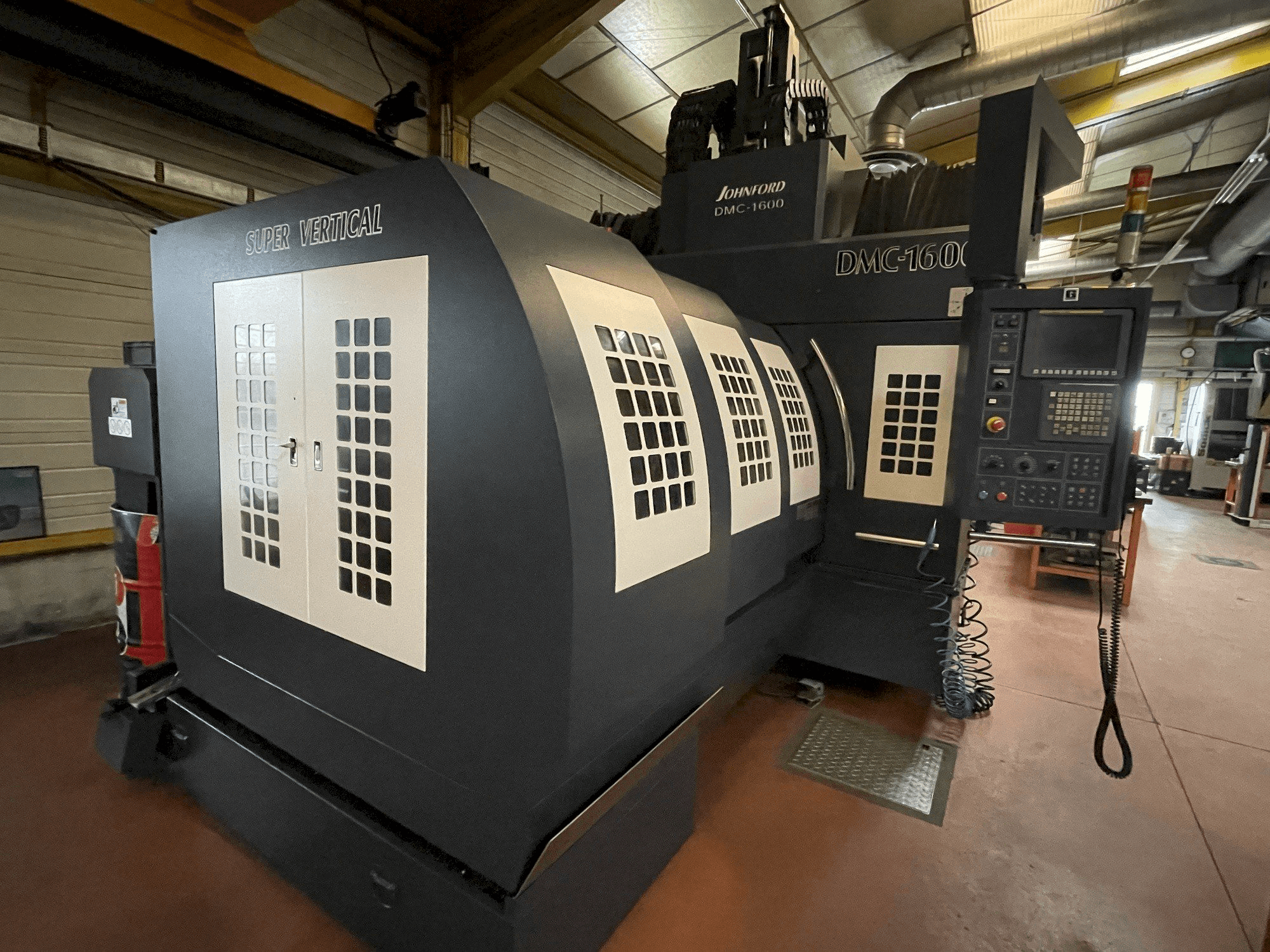 Links zicht van Johnford DMC 1600 machine