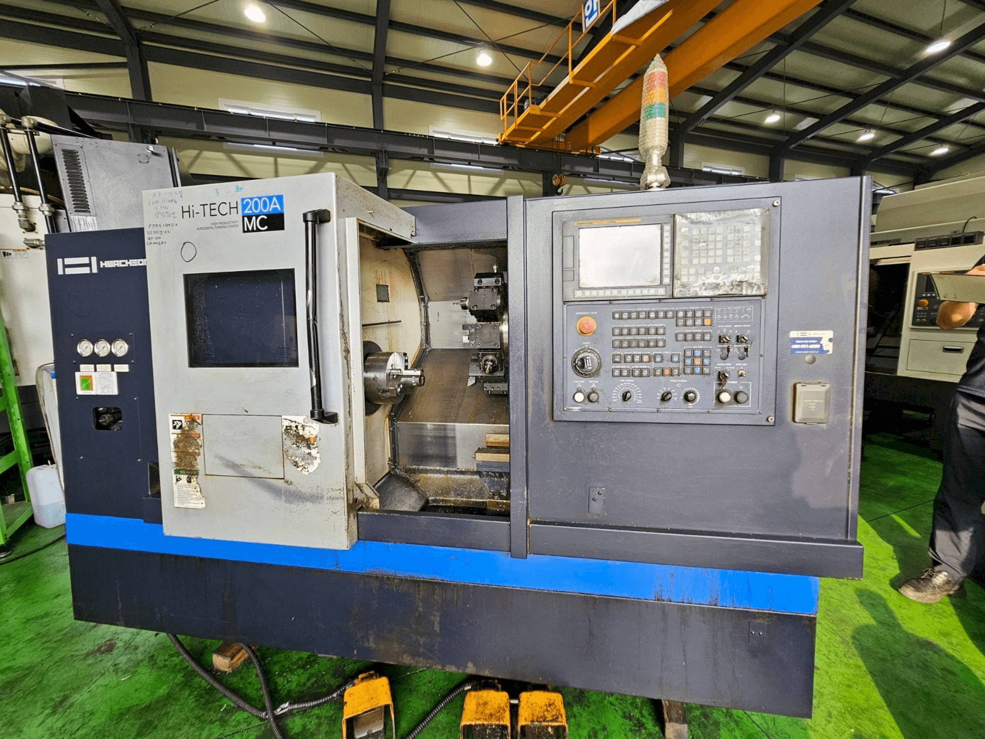 Vooraanzicht van HWACHEON Hi-Tech 200A MC machine