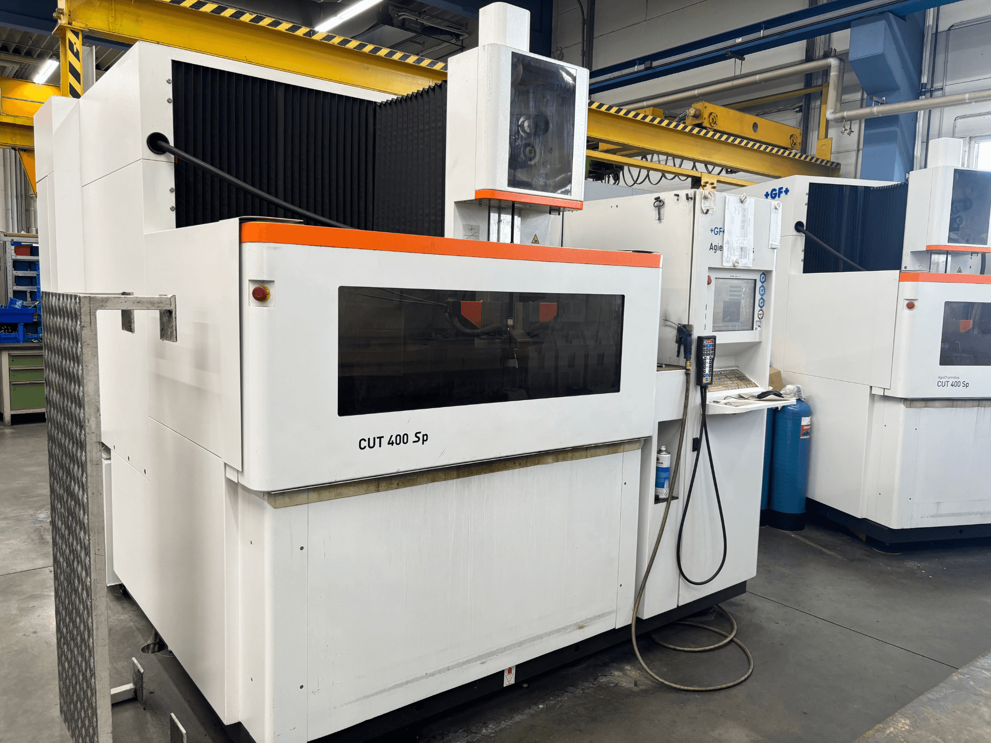 Draadvonkmachine +GF+ AGIECHARMILLES CUT 400 Sp, vooraanzicht, met bedieningspaneel en geïntegreerd koelsysteem.